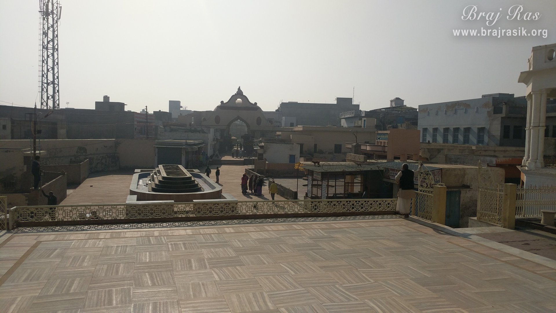 शाहजी मंदिर, वृंदावन में मंदिर के आसपास का दृश्य