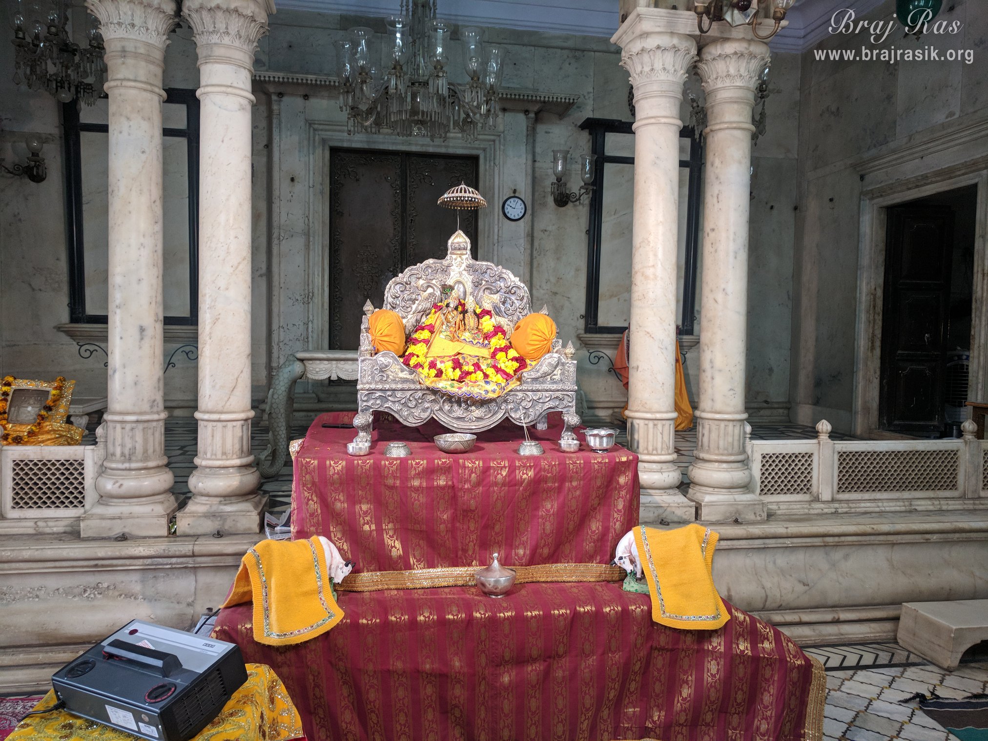 शाहजी मंदिर, वृंदावन में ठाकुर जी के दर्शन