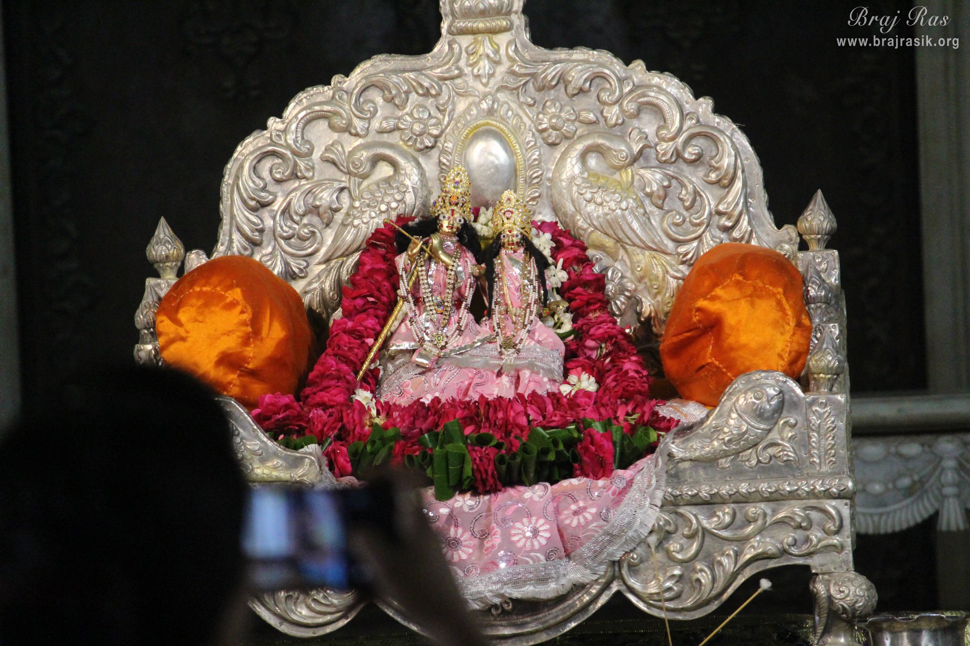 शाहजी मंदिर, वृंदावन में श्री राधा कृष्ण के सुंदर दूर के दर्शन।