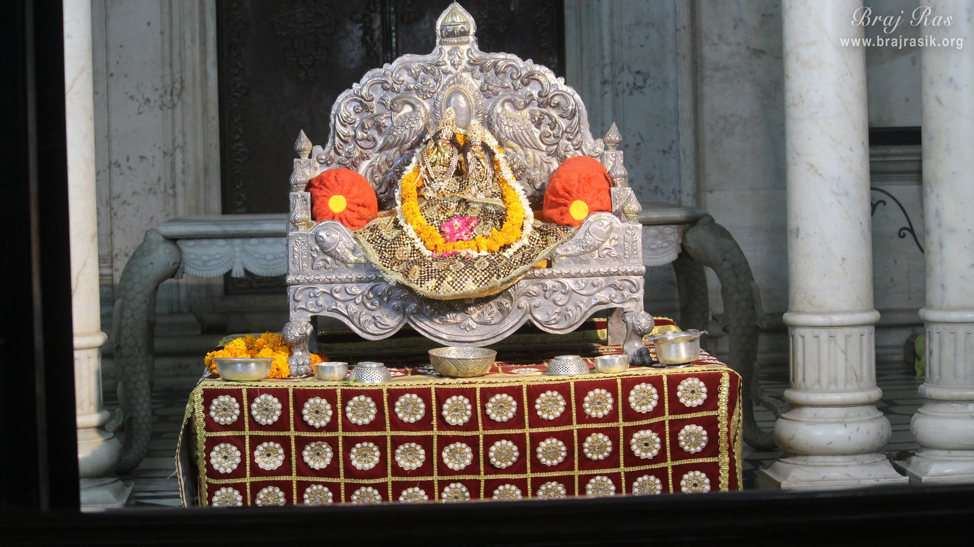 शाहजी मंदिर, वृंदावन में श्री राधा कृष्ण के दूर के सुंदर दर्शन