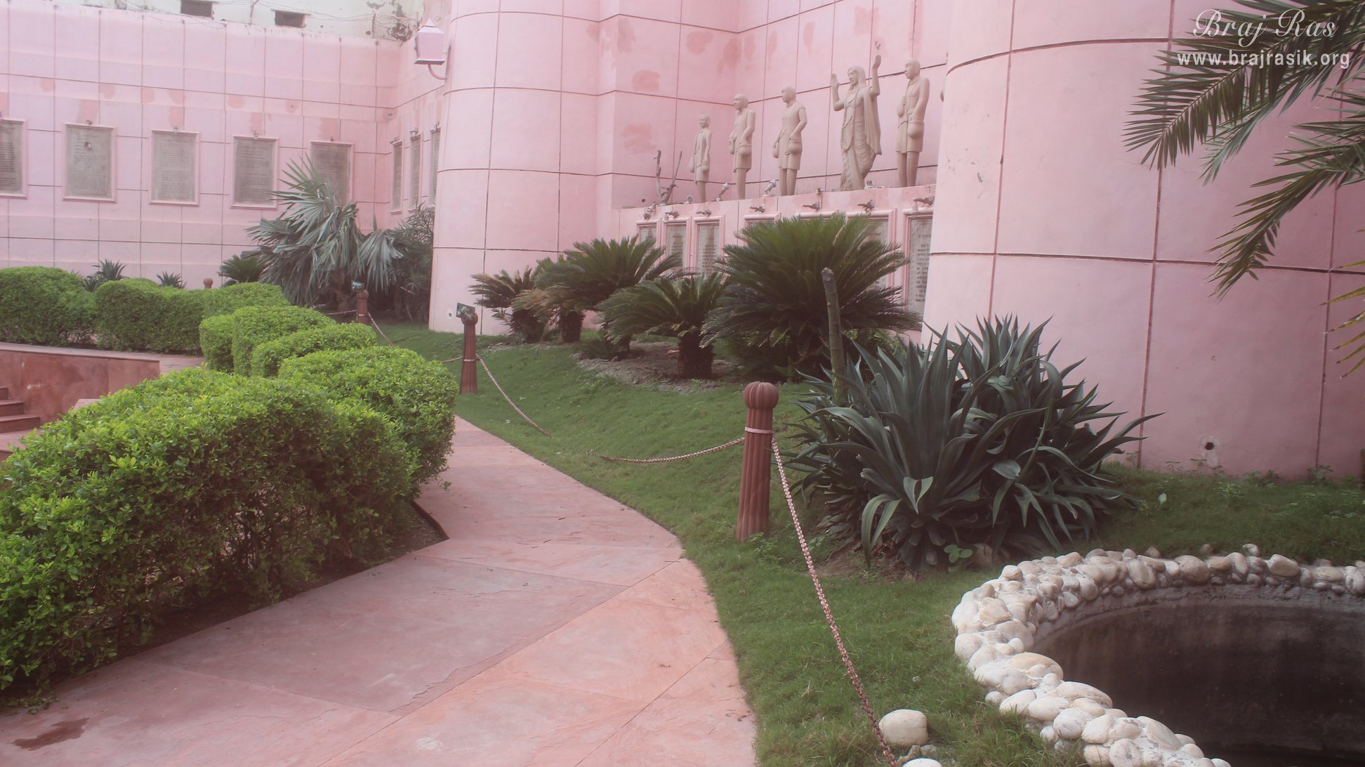 A view of parikrama path at Brahma Kunda, Vrindavan