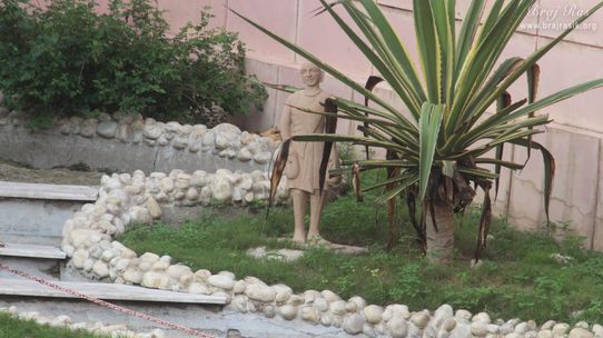 Statue of a standing devotee at Brahma Kunda, Vrindavan