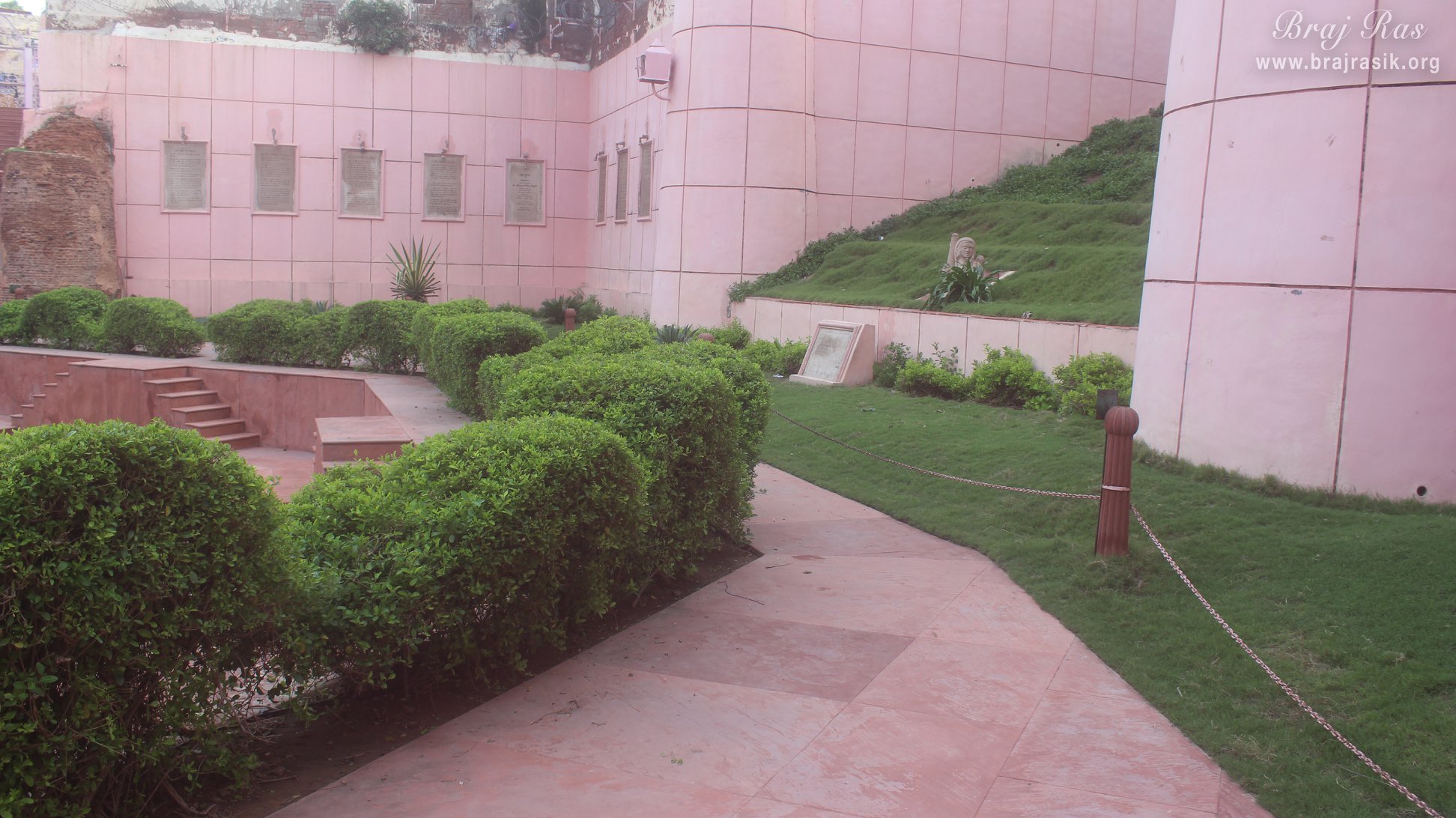 A close view of parikrama path at Brahma Kunda, Vrindavan
