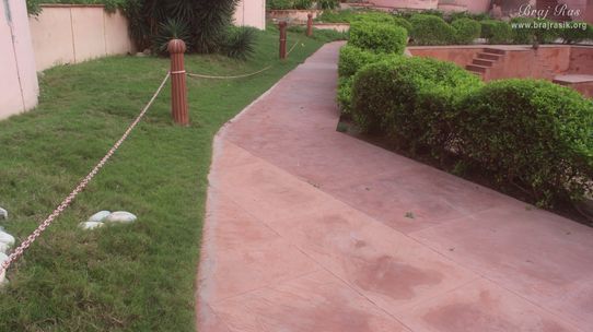 A nice view of parikrama path at Brahma Kunda, Vrindavan