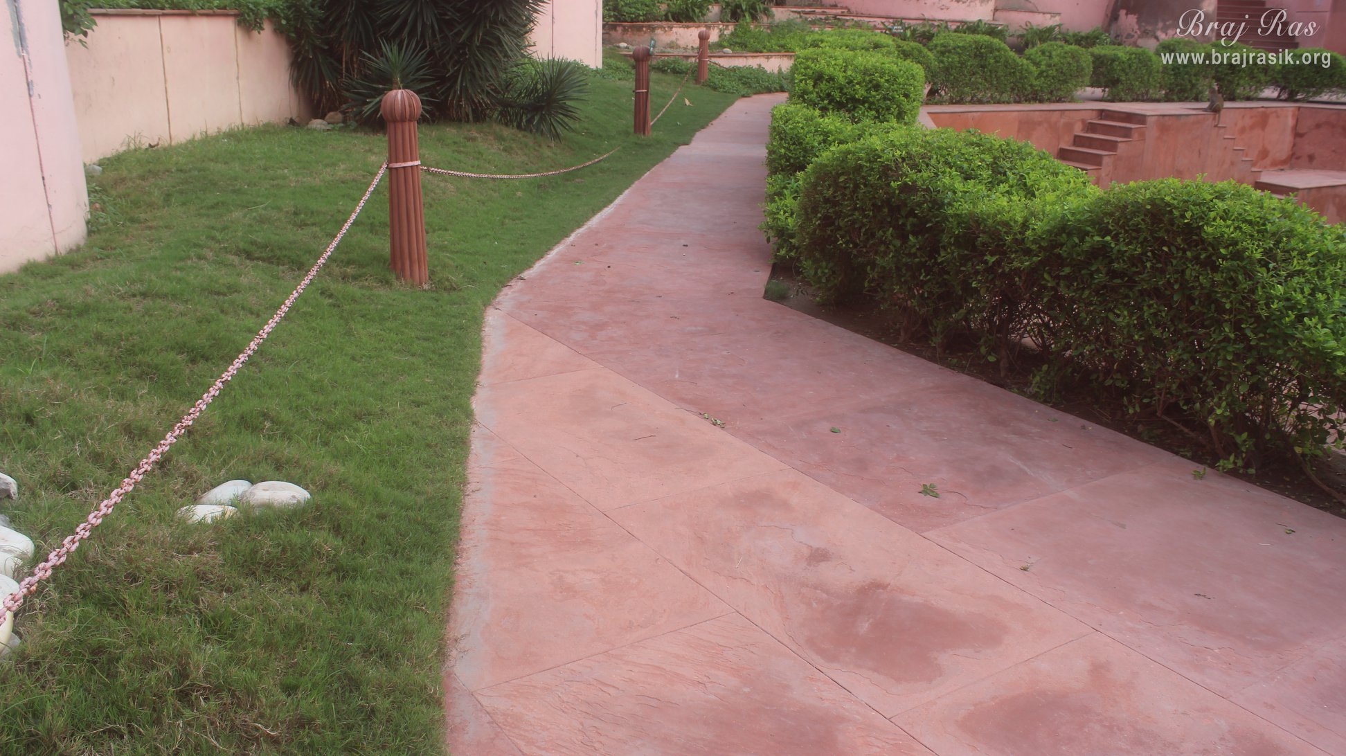 A nice view of parikrama path at Brahma Kunda, Vrindavan