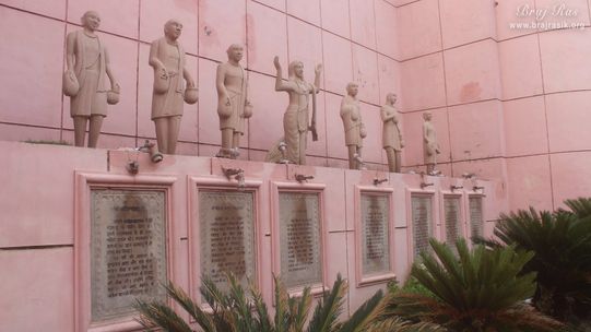 A side view of Chaitanya Mahaprabhu with six Goswami at Brahma Kunda, Vrindavan