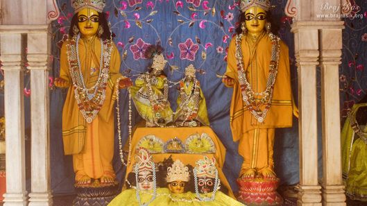 श्रृंगार वट, वृंदावन में पीले पोशाक में ठाकुर दर्शन