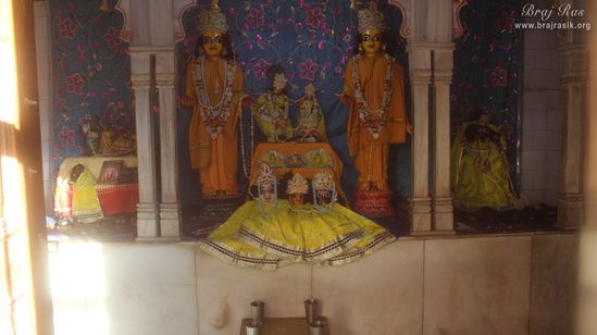श्रृंगार वट, वृंदावन में पीले पोशाक में ठाकुर दर्शन