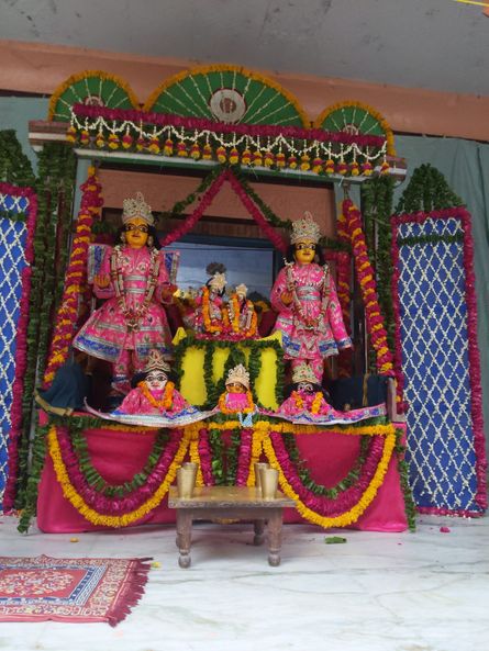 श्रृंगार वट, वृंदावन में गुलाबी पोशाक में दूर से ठाकुर दर्शन