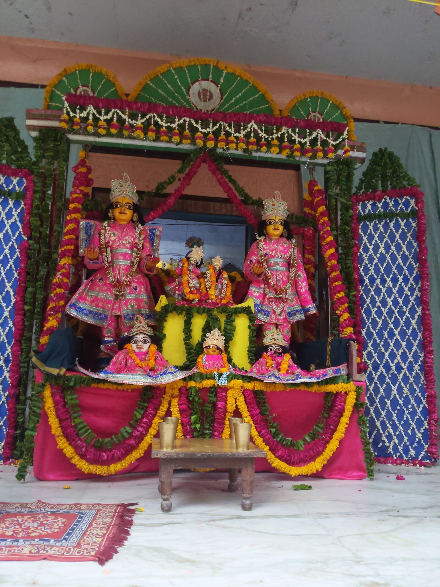 श्रृंगार वट, वृंदावन में गुलाबी पोशाक में दूर से ठाकुर दर्शन