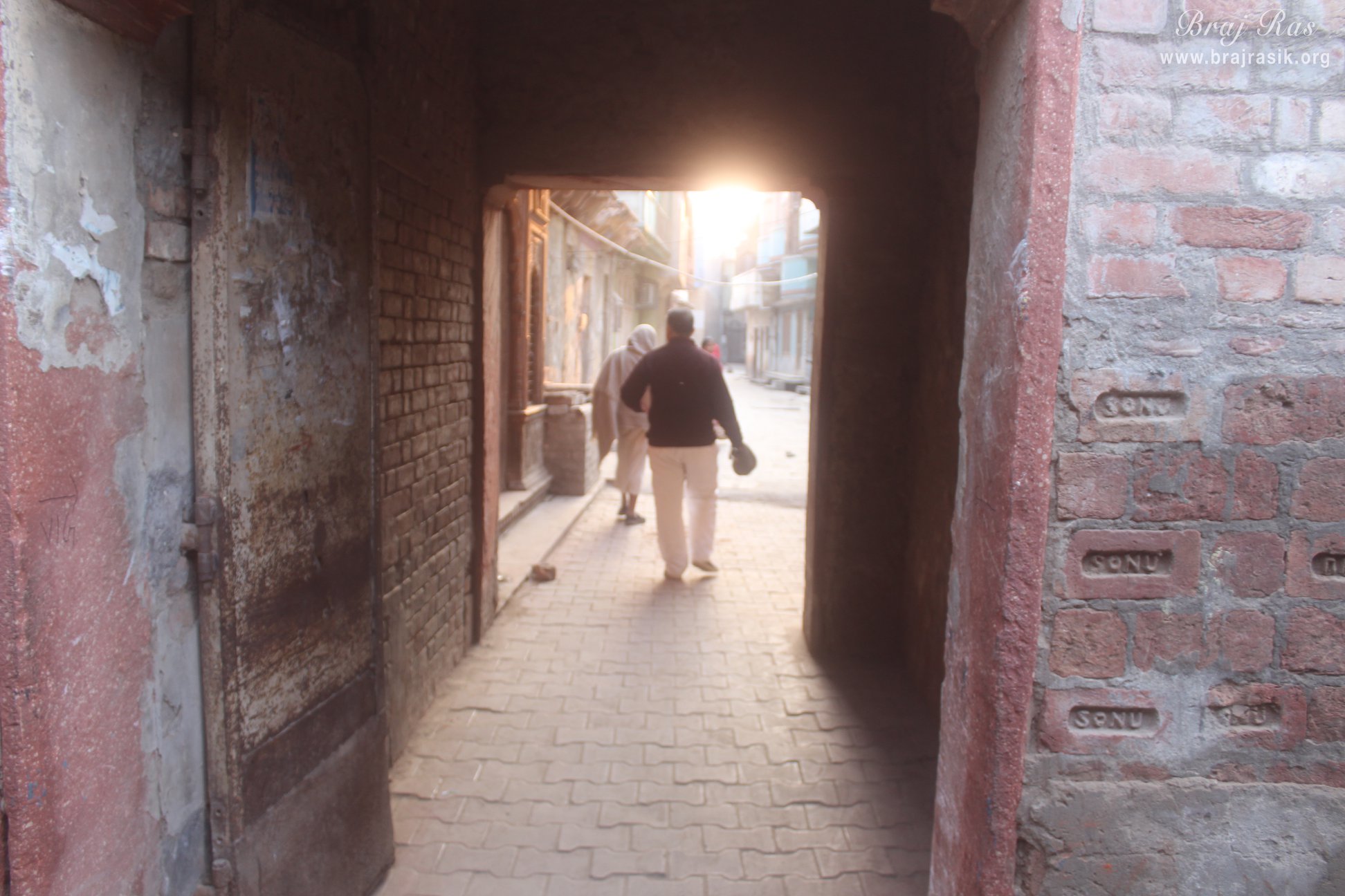 मीराबाई मंदिर, वृंदावन के कुंज गली का एक दृश्य