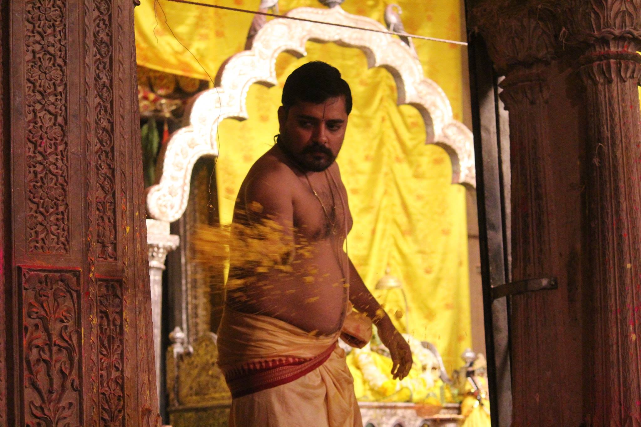 श्री राधारमण मंदिर, वृंदावन में होली पर्व पर श्रद्धालुओं पर पीले रंग का गुलाल फेंकते सेवायत