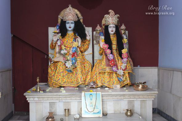 A nice close darshan of Shri Lakshmi Narayan in Pagal Baba Ashram