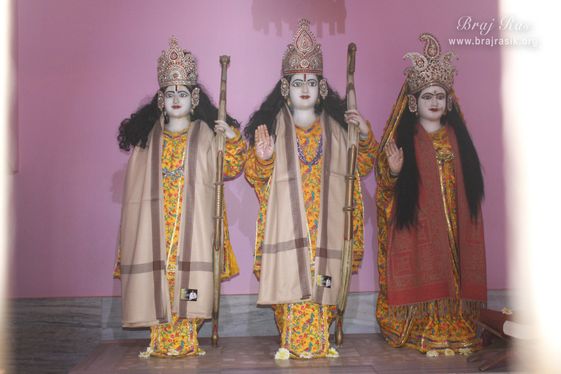 A nice close darshan of Shri Sita Ram with Lakshman in Pagal Baba Ashram