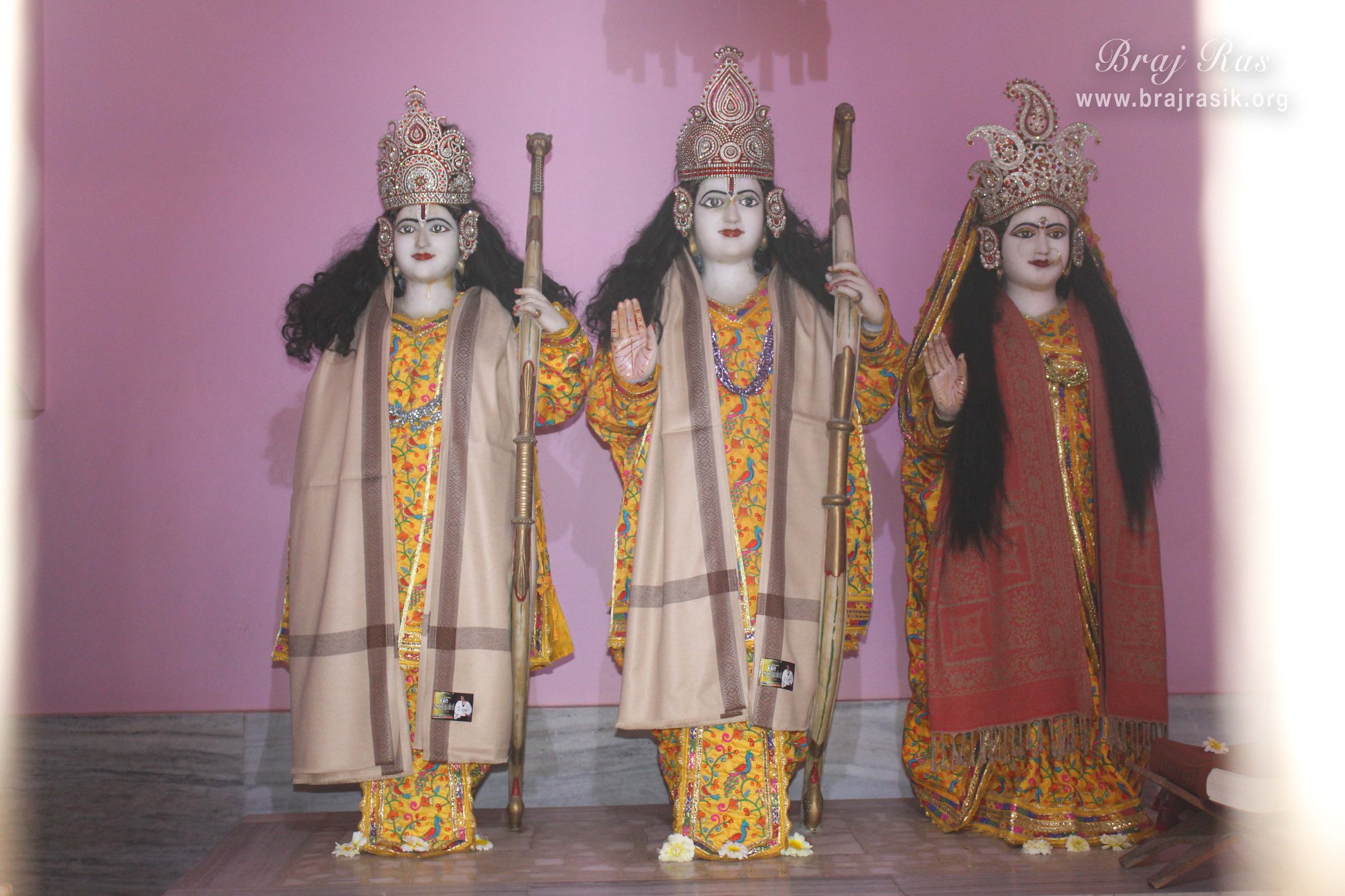 A nice close darshan of Shri Sita Ram with Lakshman in Pagal Baba Ashram