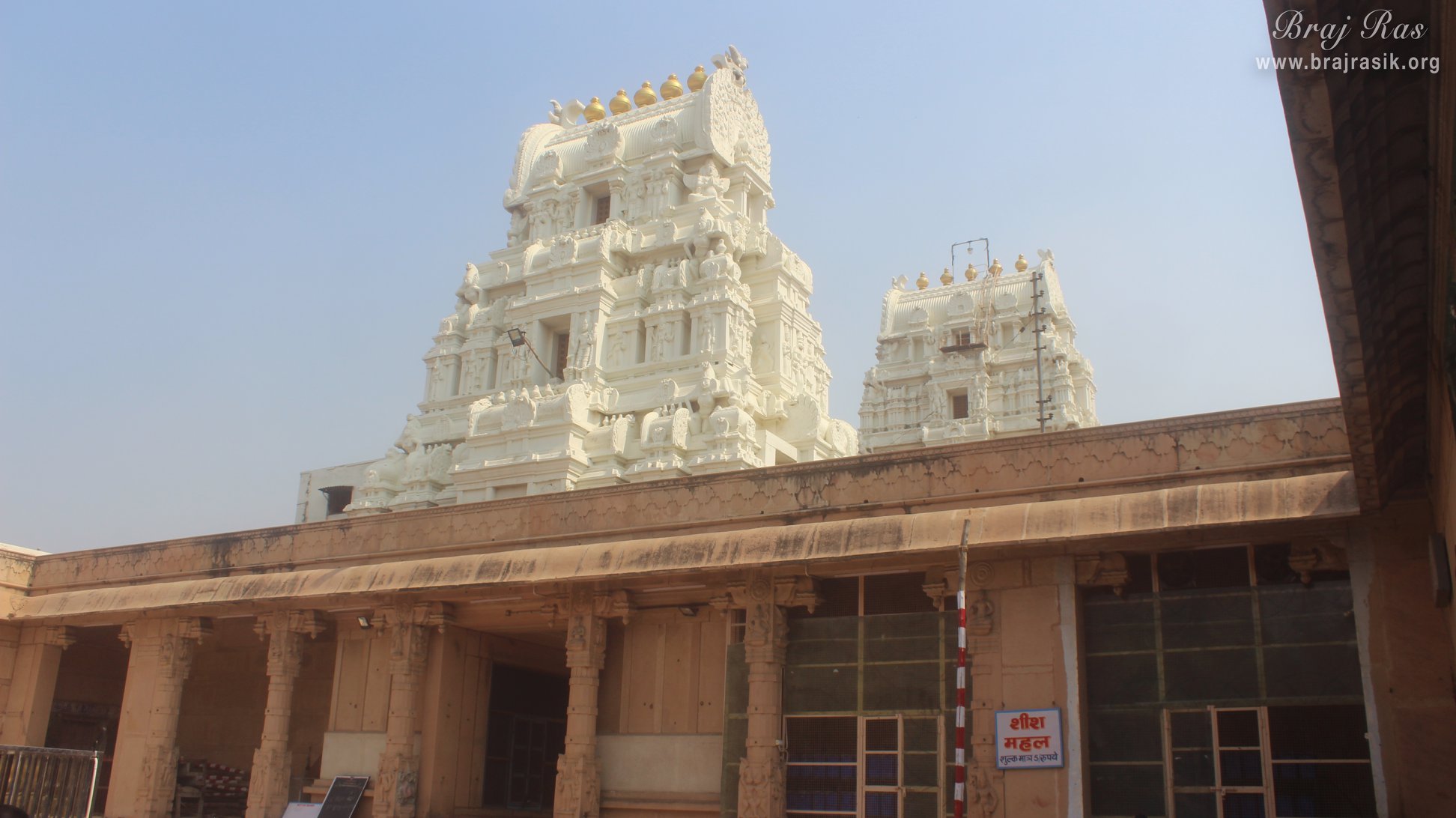 श्री रंगजी मंदिर, वृंदावन में मंदिर के शीर्ष का कोण से दृश्य
