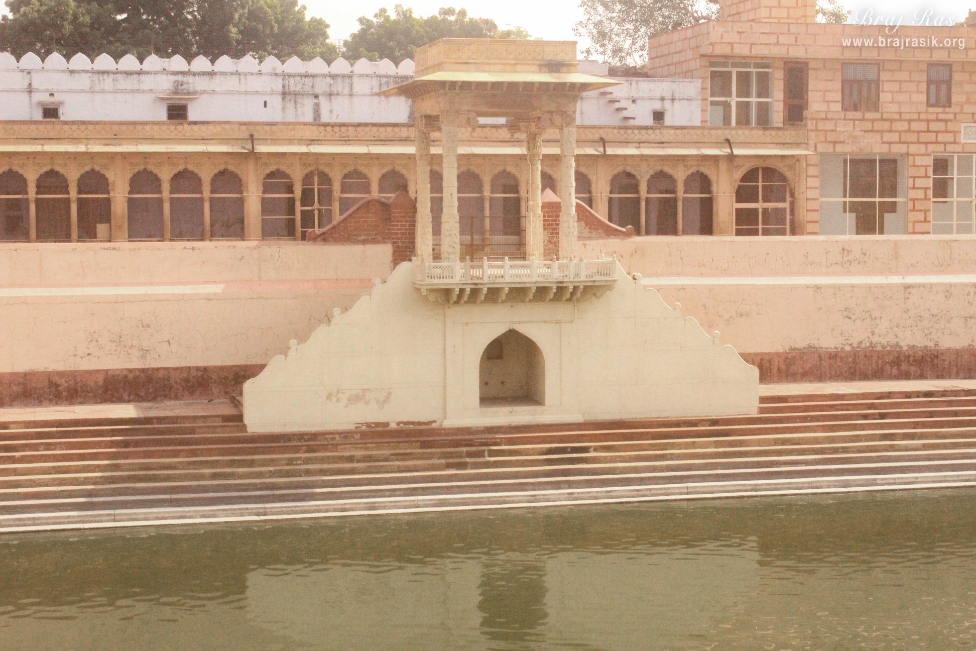 श्री रंगजी मंदिर, वृंदावन के अंदर एक कुंड का निकट से दृश्य