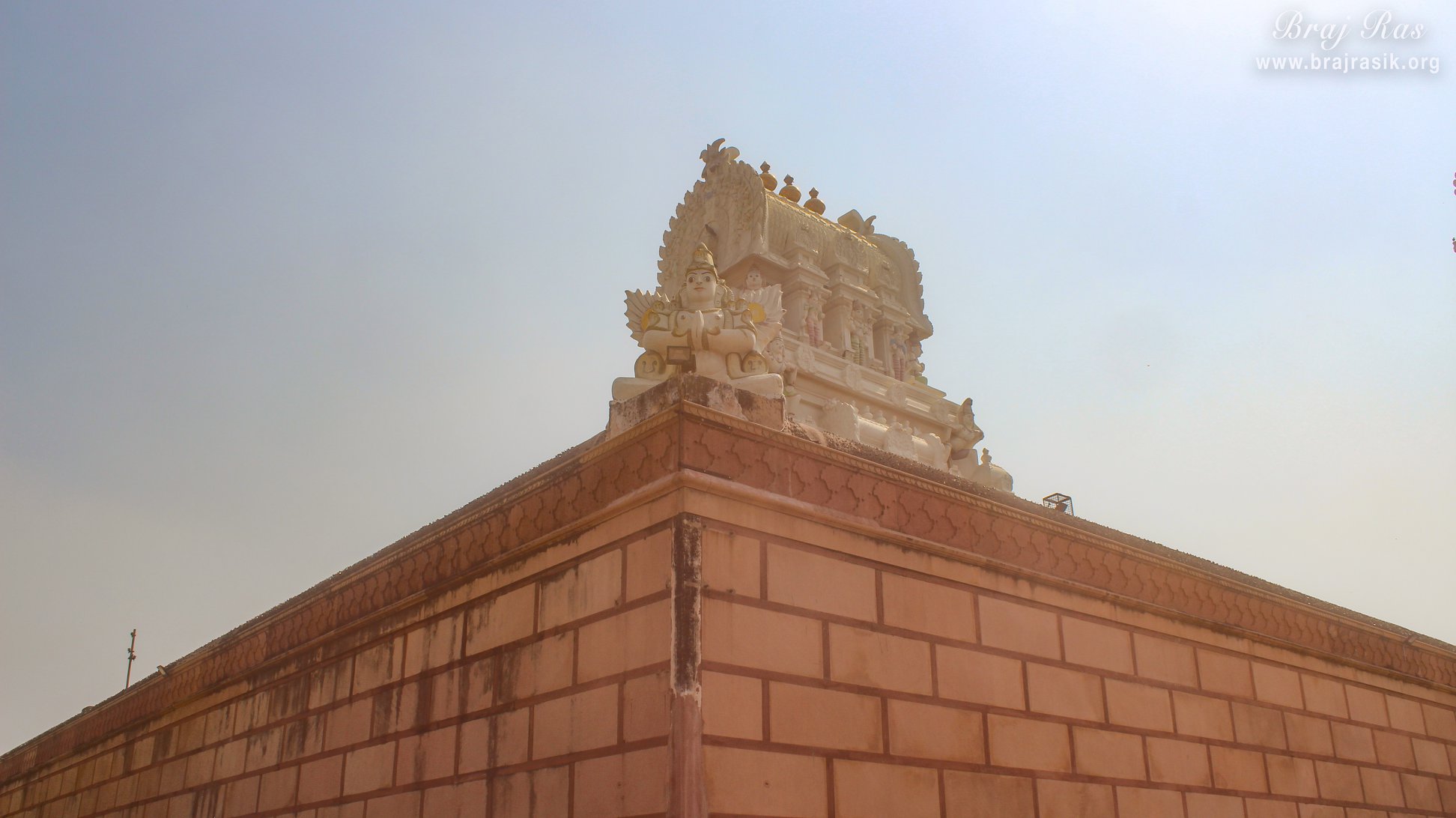 श्री रंगजी मंदिर, वृंदावन में मंदिर के शीर्ष के एक कोने पर नक्काशी की गई श्री गरुड़ जी का दृश्य