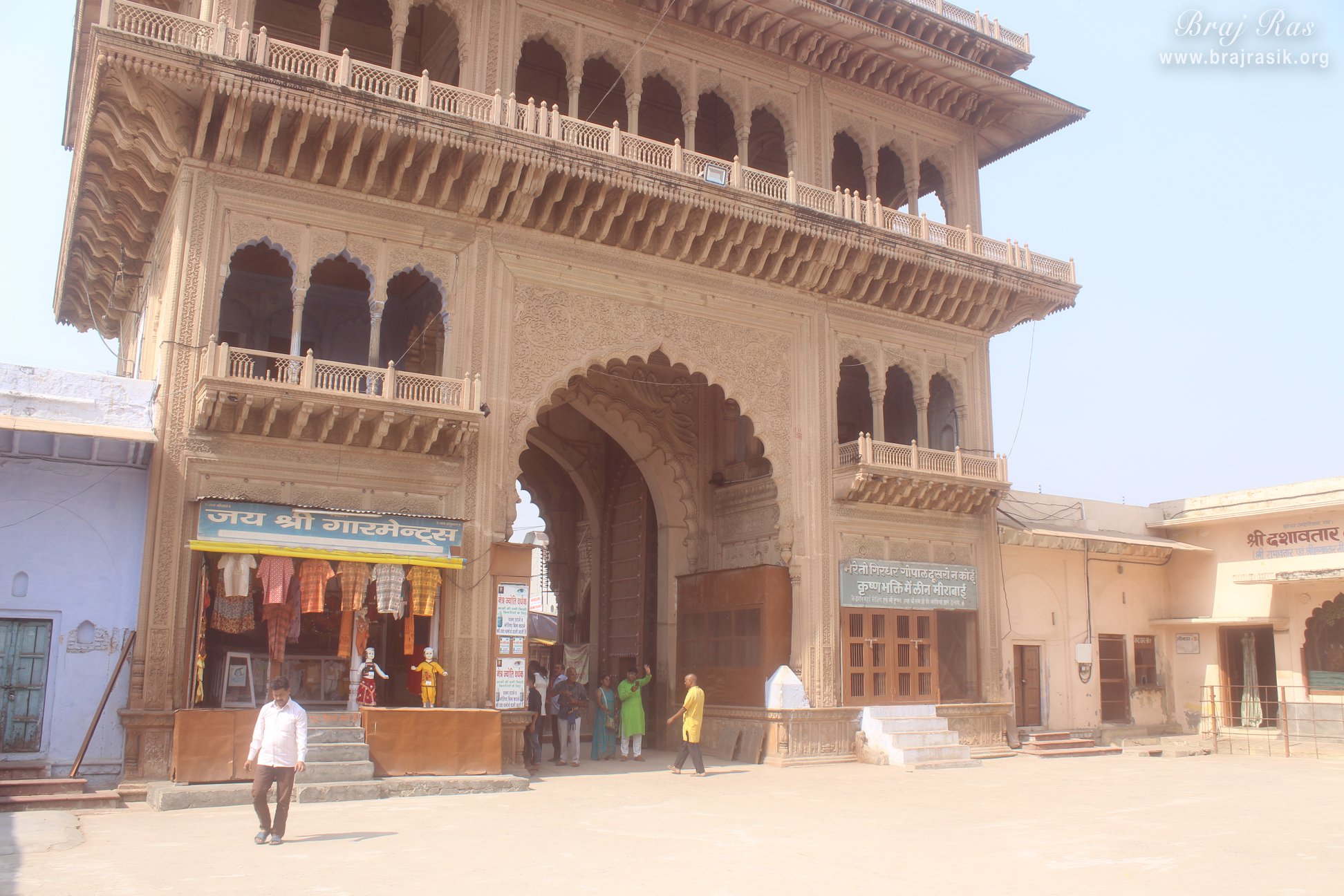 श्री रंगजी मंदिर, वृंदावन में अंदर से प्रवेश द्वार का कोण से दृश्य