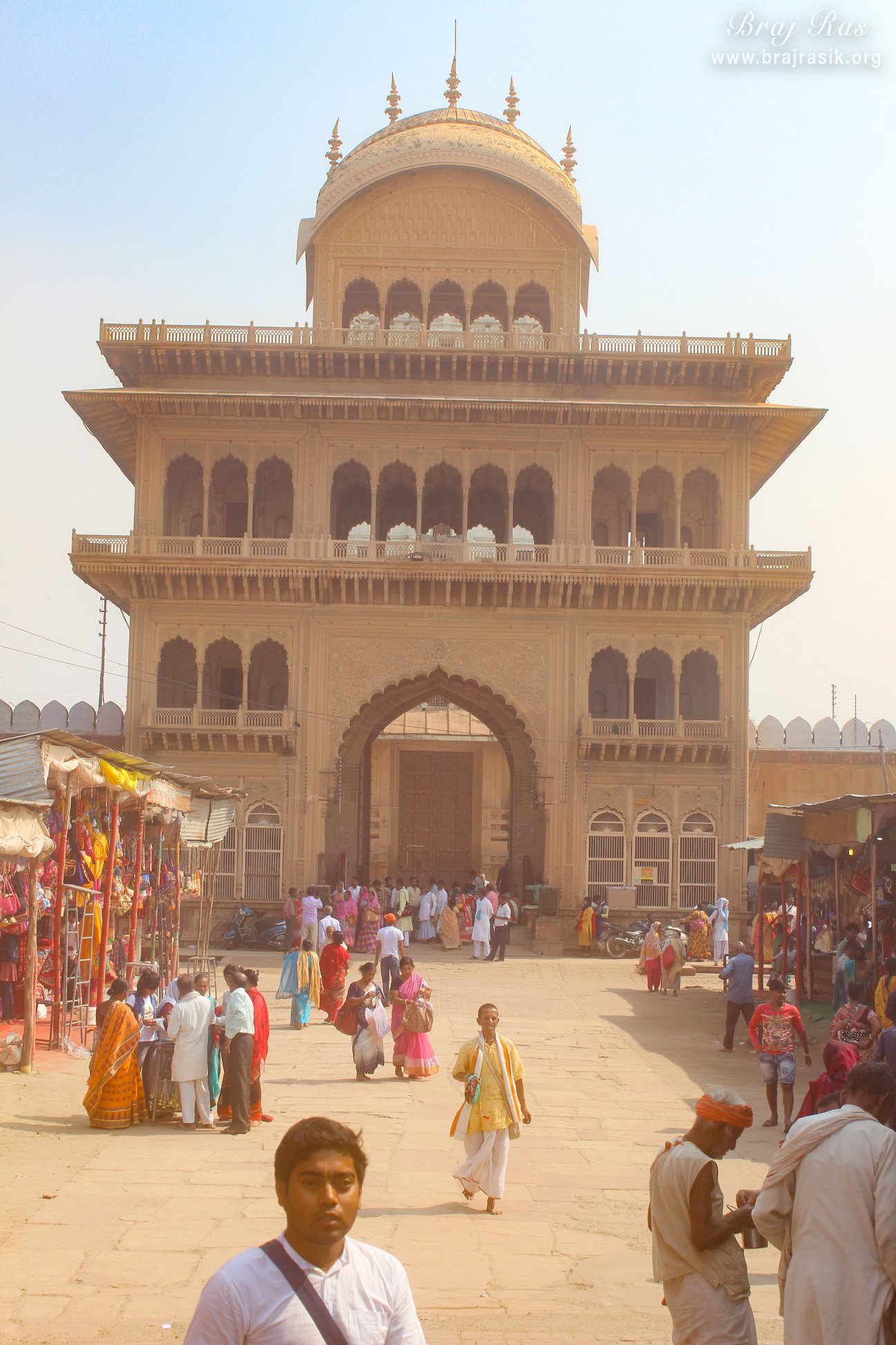 श्री रंगजी मंदिर, वृंदावन के मंदिर के प्रवेश द्वार का एक अनुपम दृश्य