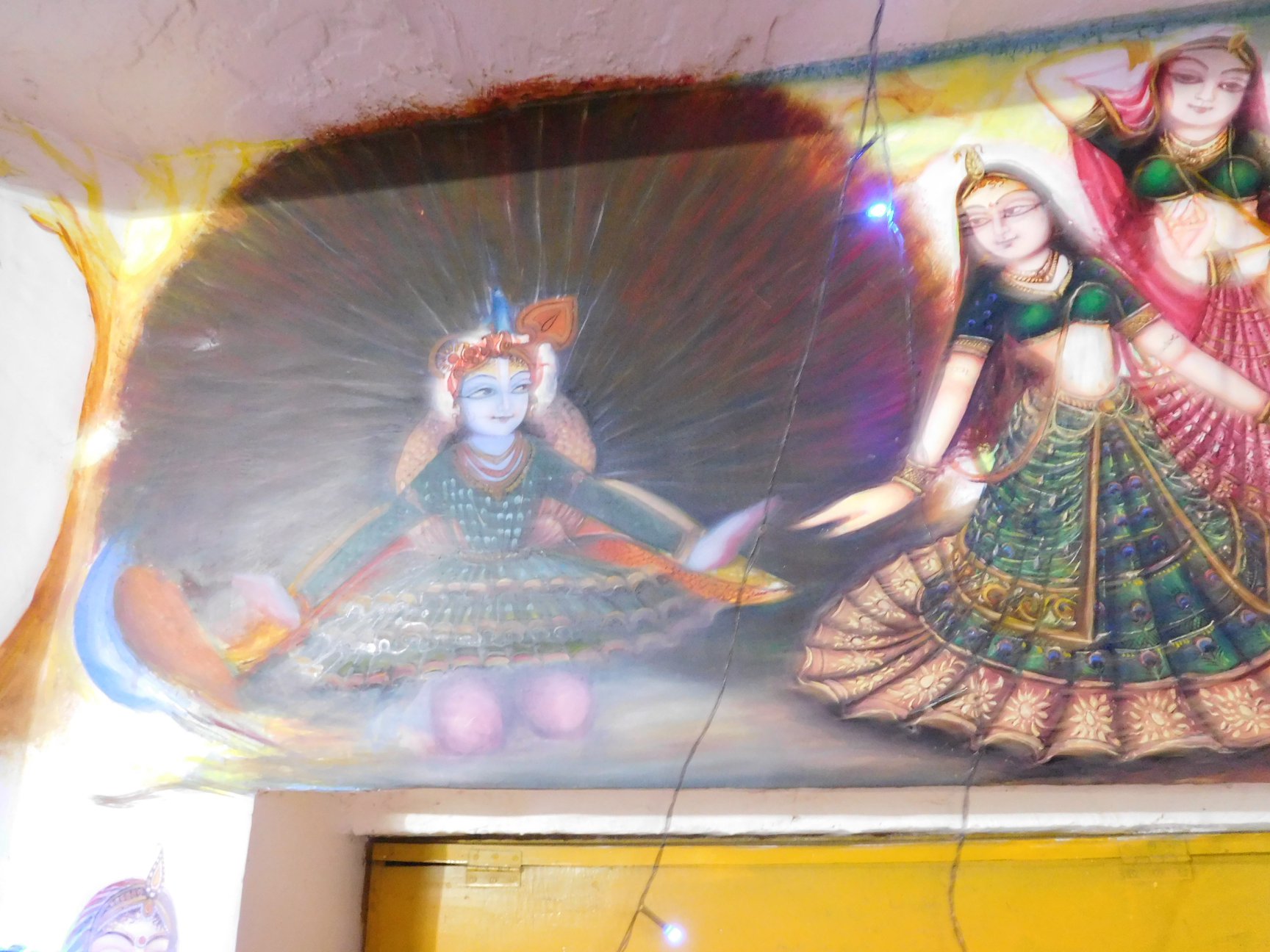 मोरकुटी, बरसाना में मंदिर की दीवार पर श्री कृष्ण के मोर नृत्य का चित्र 