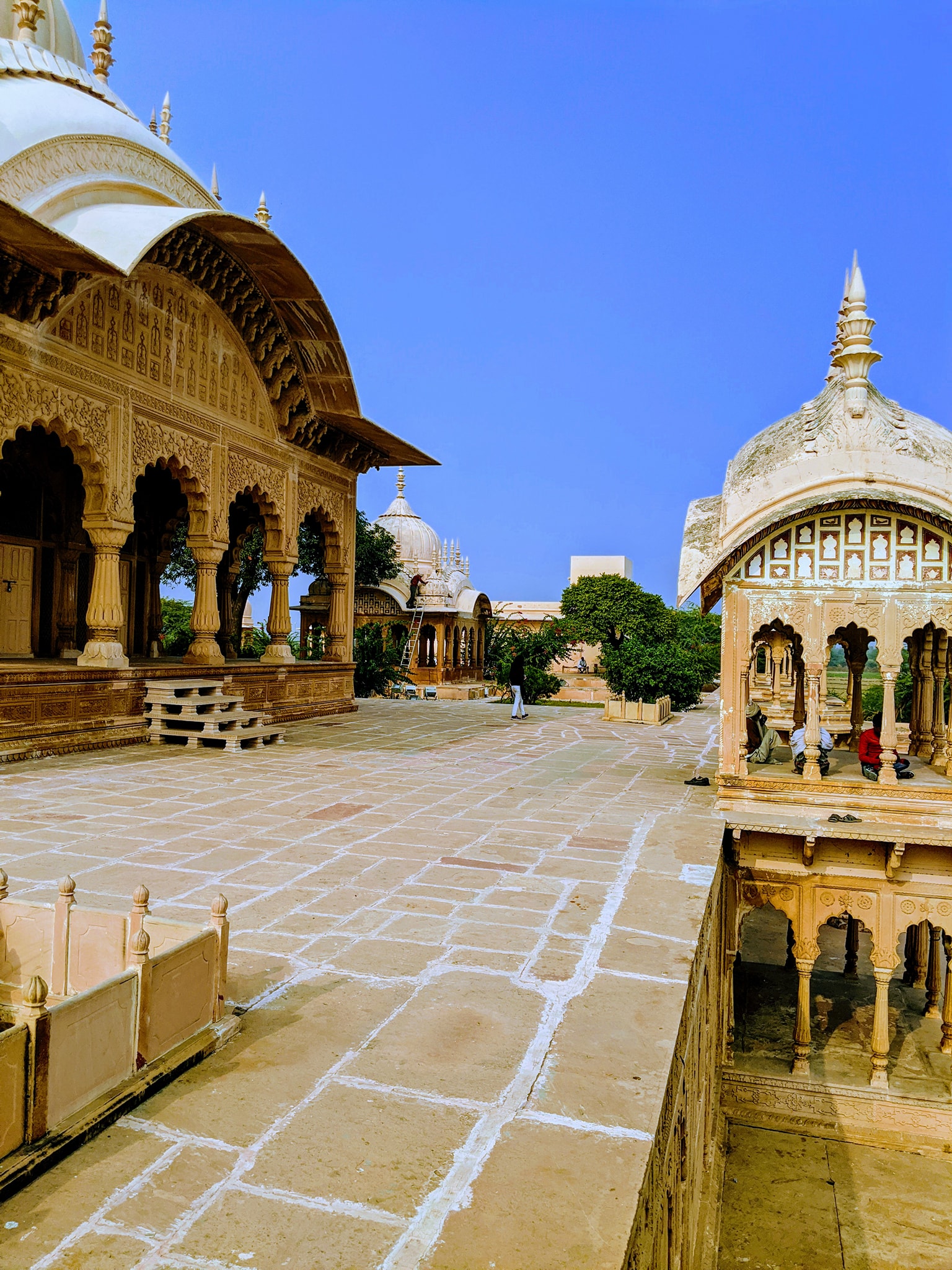 कुसुम सरोवर में एक सुंदर विश्राम स्थल