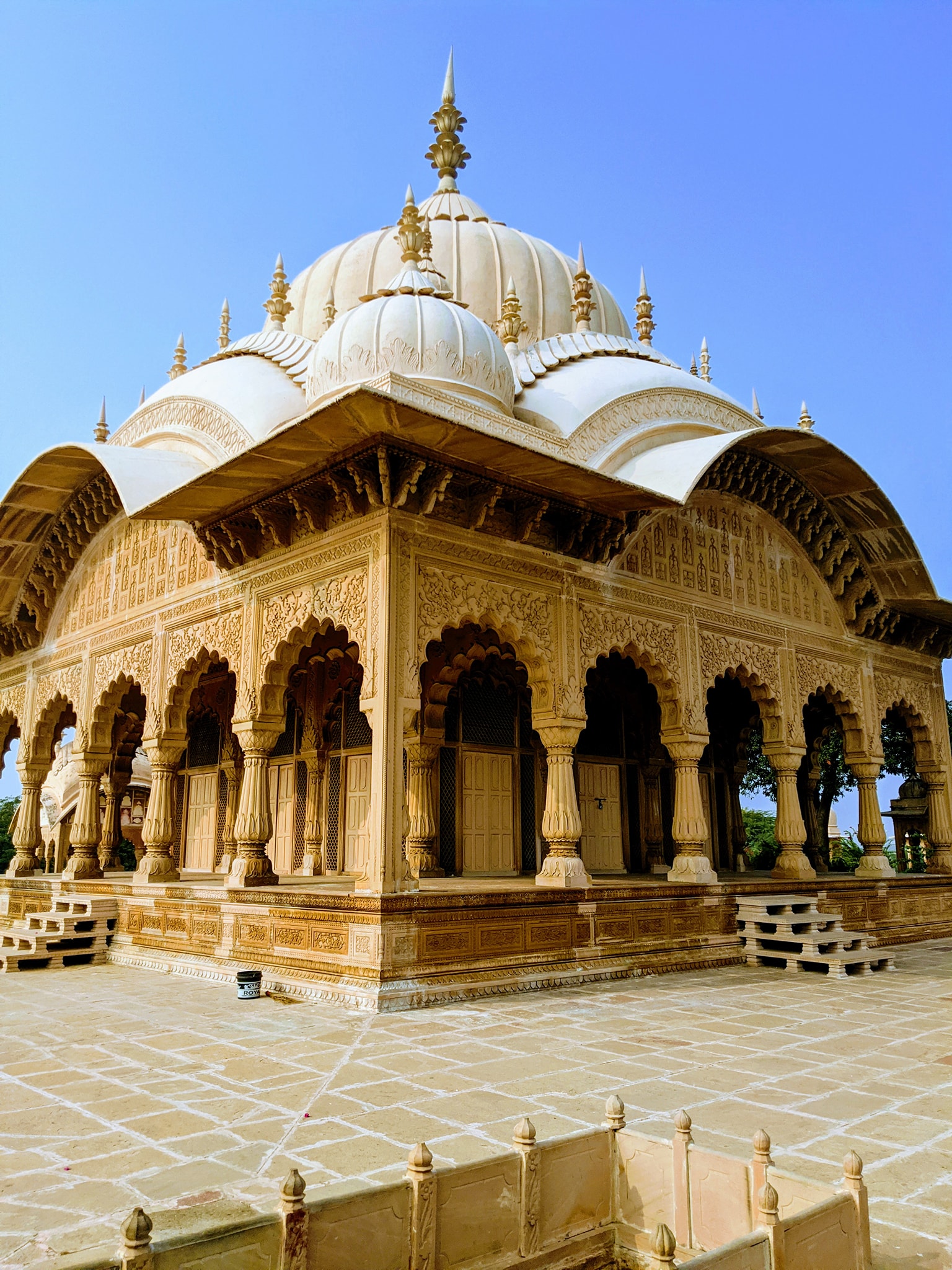 कुसुम सरोवर में एक सुंदर मंदिर