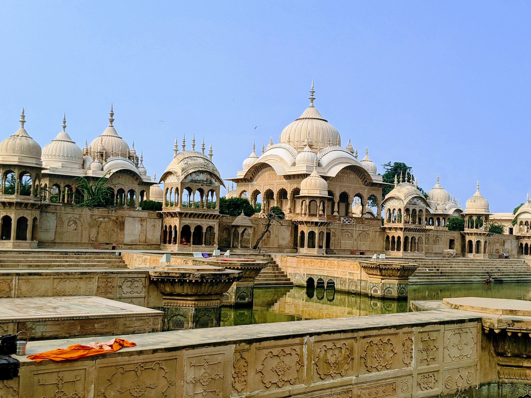 कुसुम सरोवर में वास्तुकला का एक दृश्य