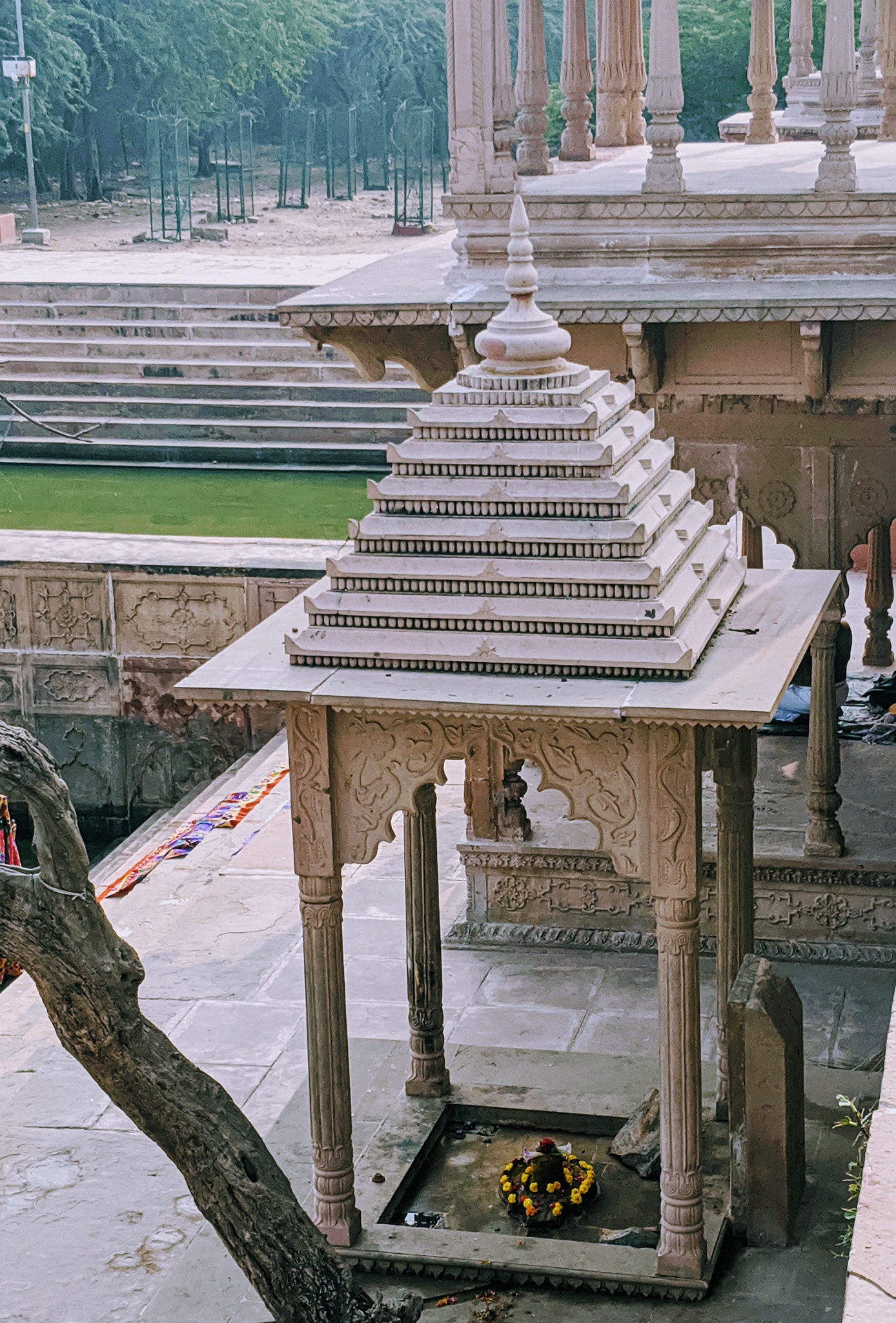 कुसुम सरोवर में एक शिव मंदिर