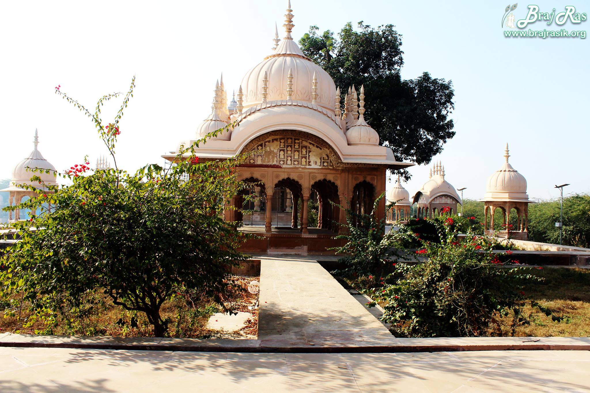 कुसुम सरोवर में सुंदर कुटी और उद्यान