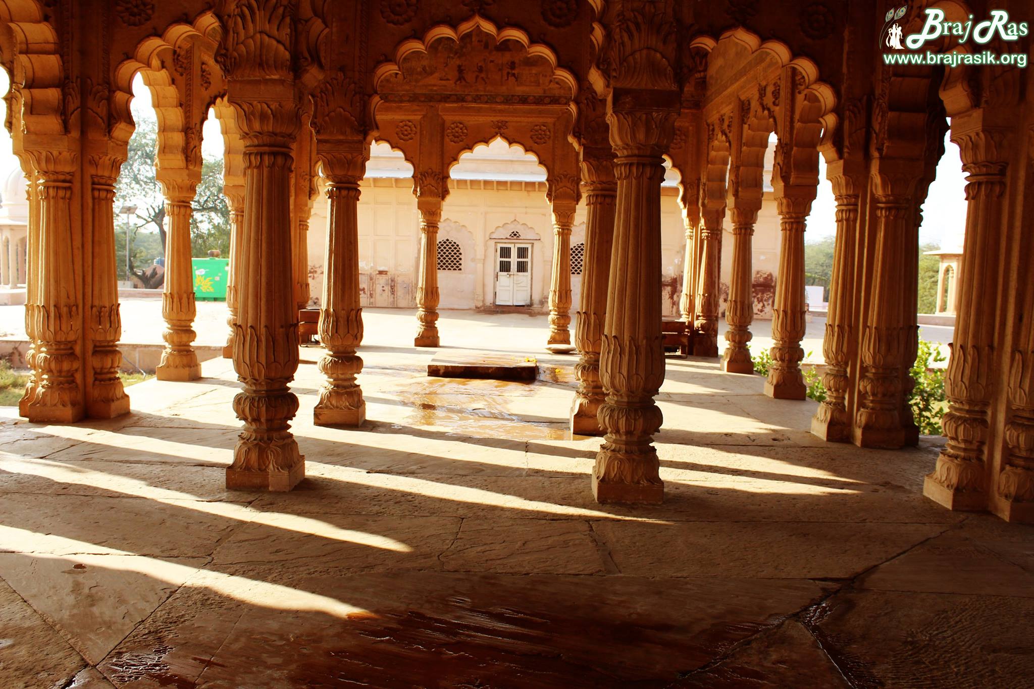 कुसुम सरोवर में संकीर्तन प्रांगण का एक दृश्य