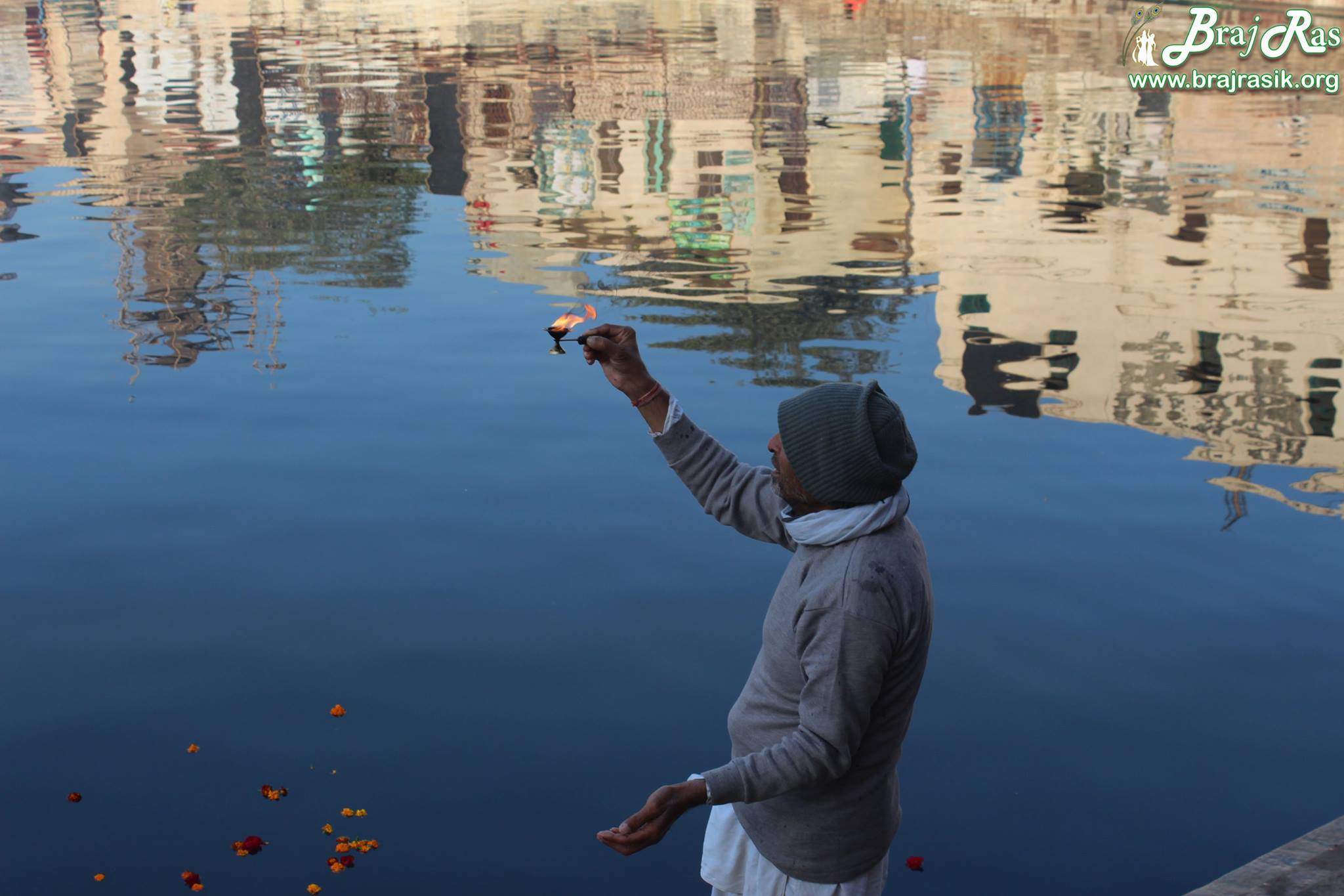 A devotee doing Aarti of Shri Radha Kund