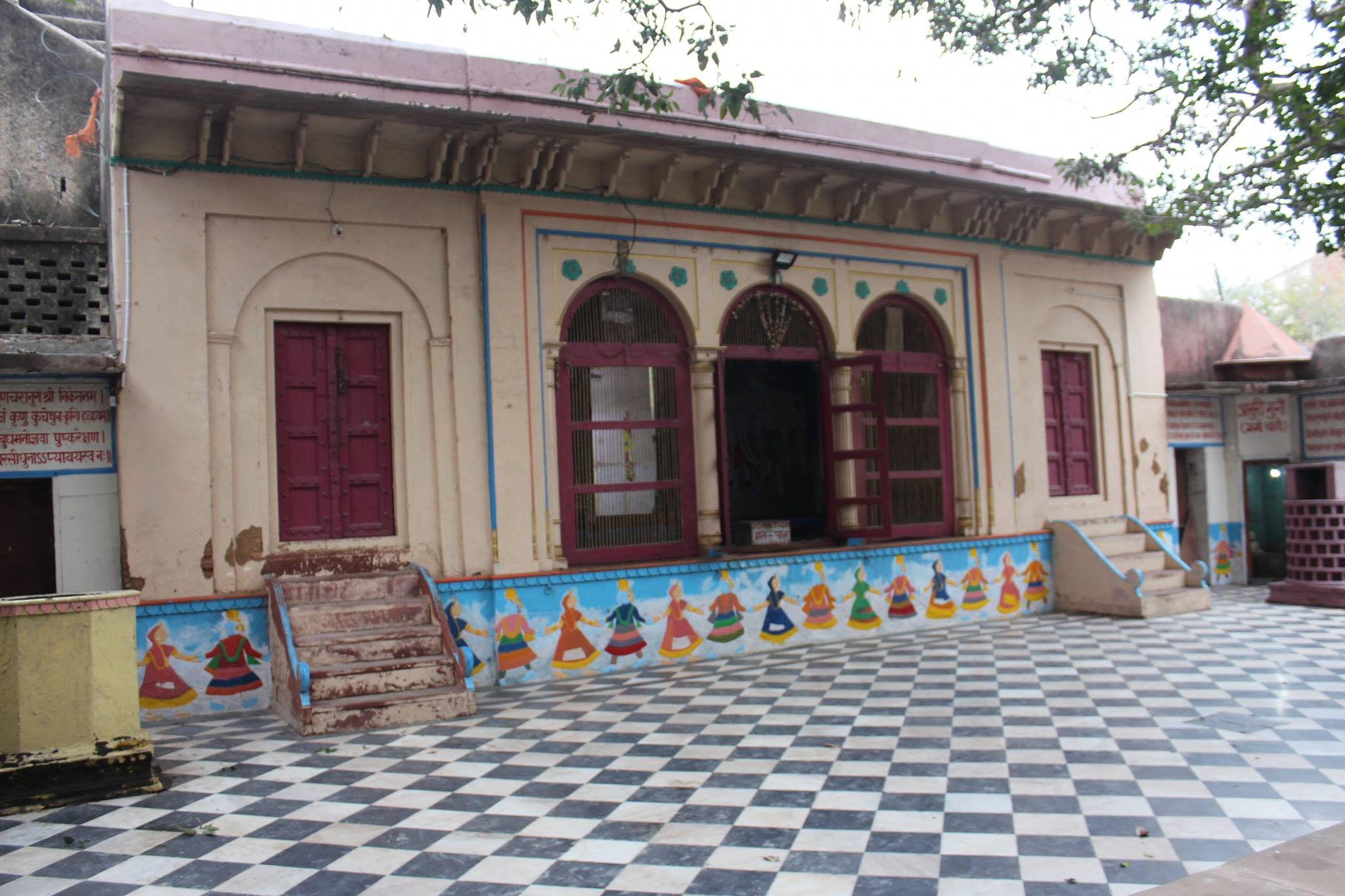 Cross view of the temple at Banshi Vata, Vrindavan
