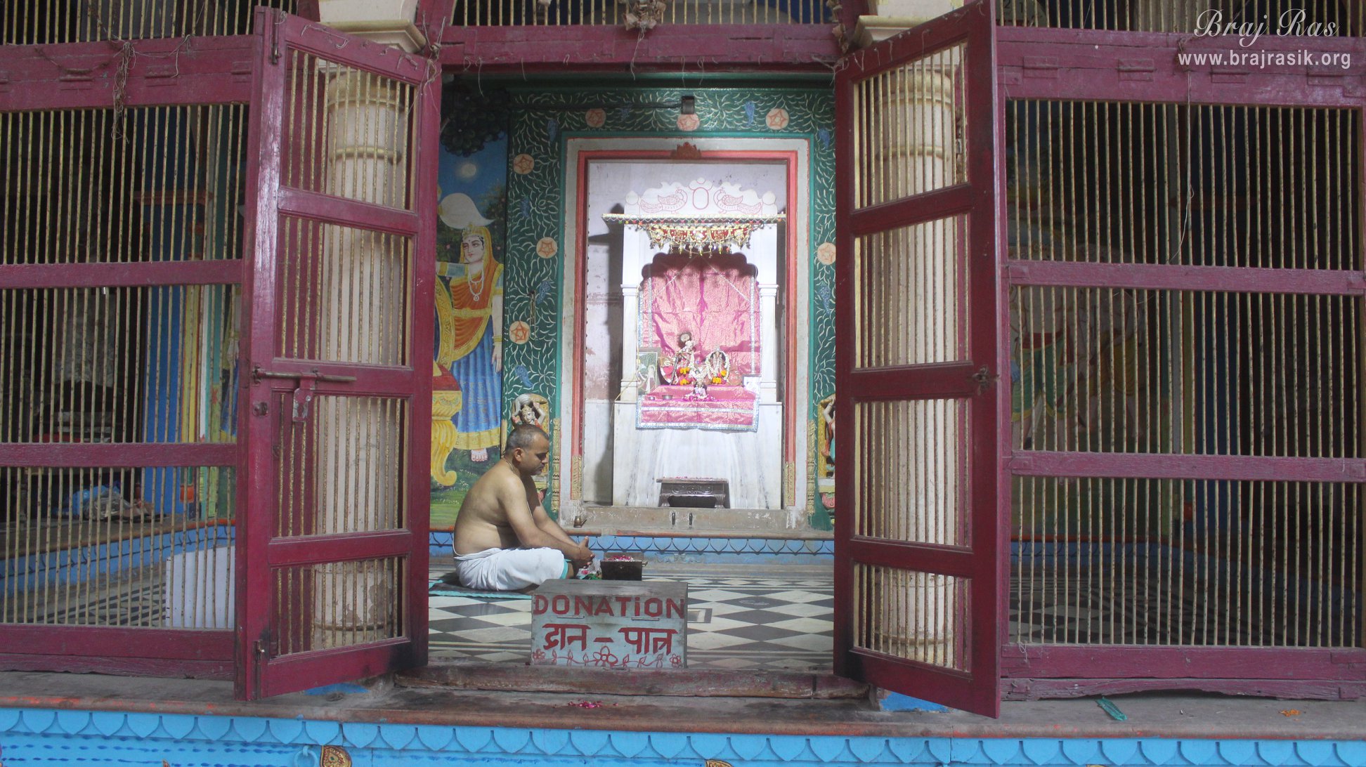 वंशीवट, वृंदावन में प्रांगण से श्री राधा कृष्ण दर्शन
