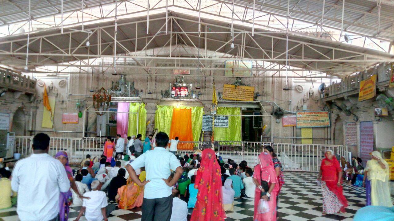 बरसाना के राधारानी मंदिर में श्री राधारानी और श्यामसुंदर के दर्शनों की प्रतीक्षा करते श्रद्धालु