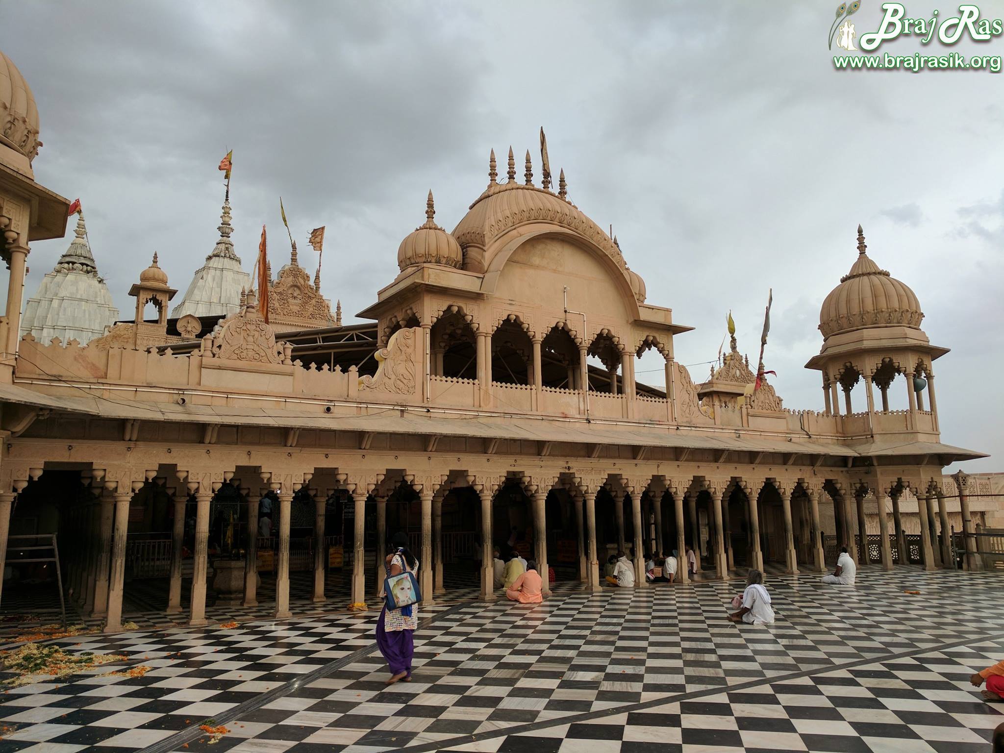राधारानी मंदिर, बरसाना में मंदिर के बाहरी प्रांगण का एक सुन्दर दृश्य