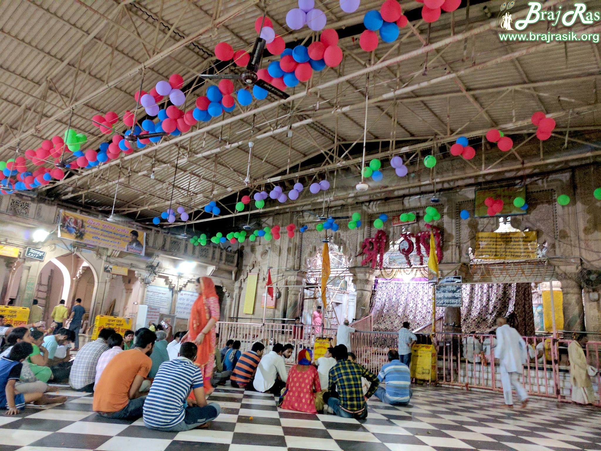 श्री राधारानी मंदिर, बरसाना के अंदर का दृश्य