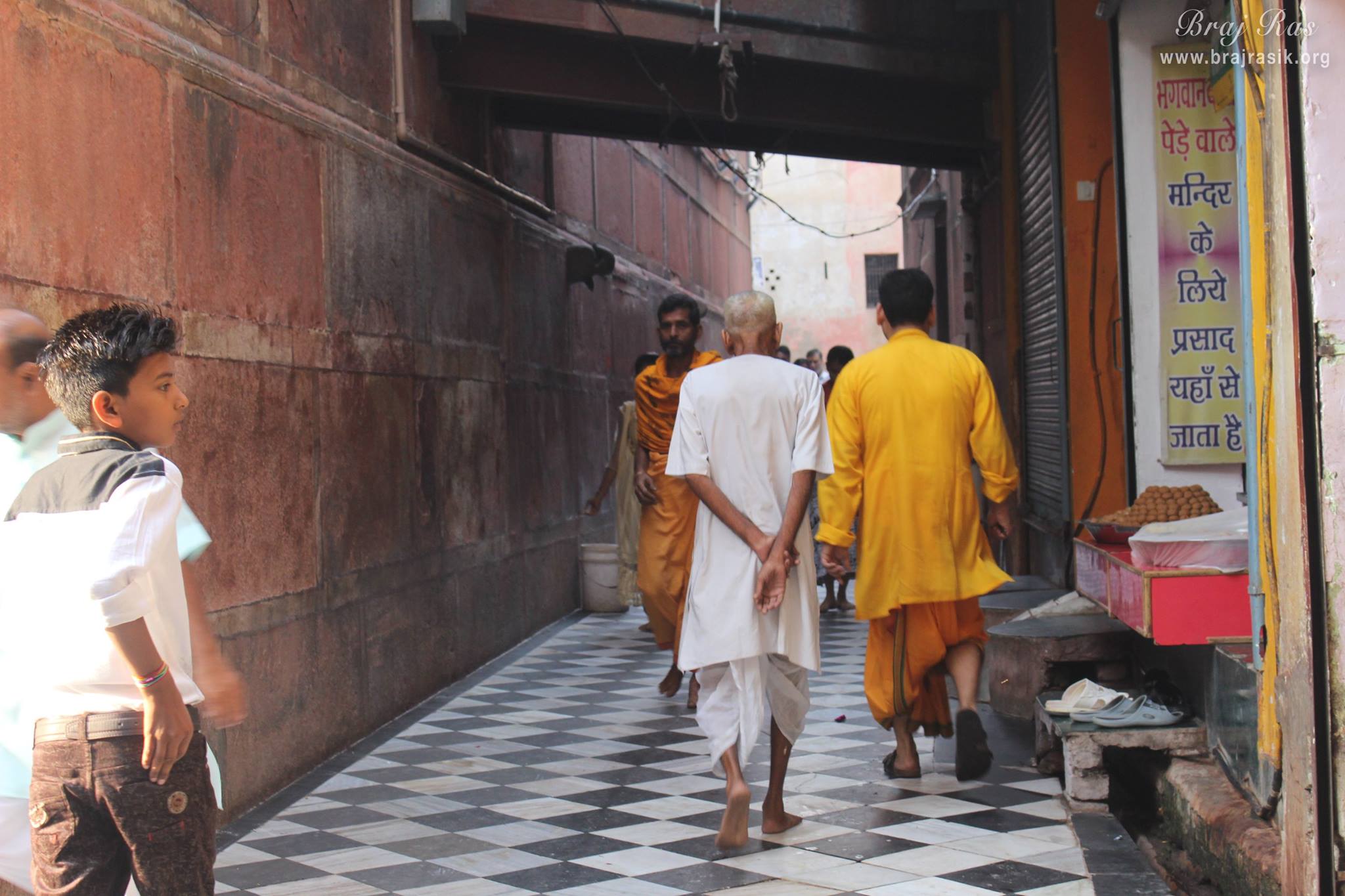 श्री बांके बिहारी मंदिर, वृंदावन की परिक्रमा करते श्रद्धालु