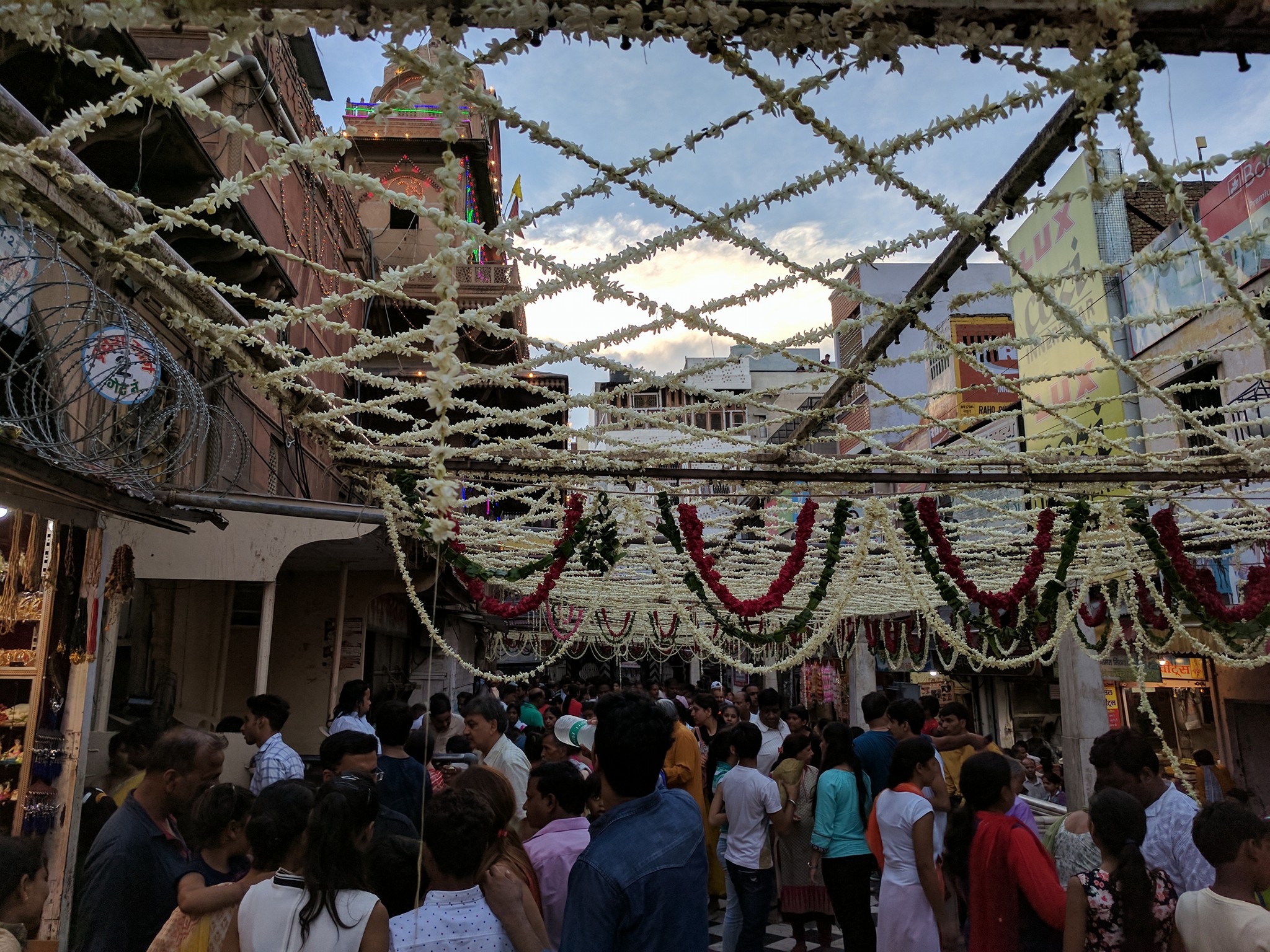 श्री बांके बिहारी मंदिर, वृंदावन के द्वार के बाहर का दृश्य