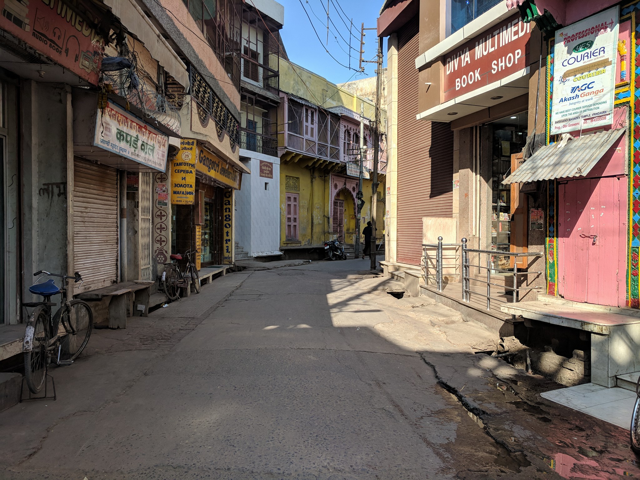 श्री बांके बिहारी मंदिर, वृंदावन के पास बांके बिहारी गली का दोपहर का दृश्य 