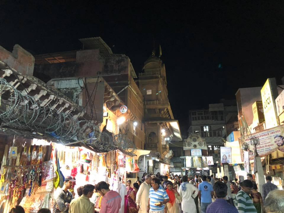 श्री बांके बिहारी मंदिर, वृंदावन के पास बांके बिहारी गली का रात्रि दृश्य 