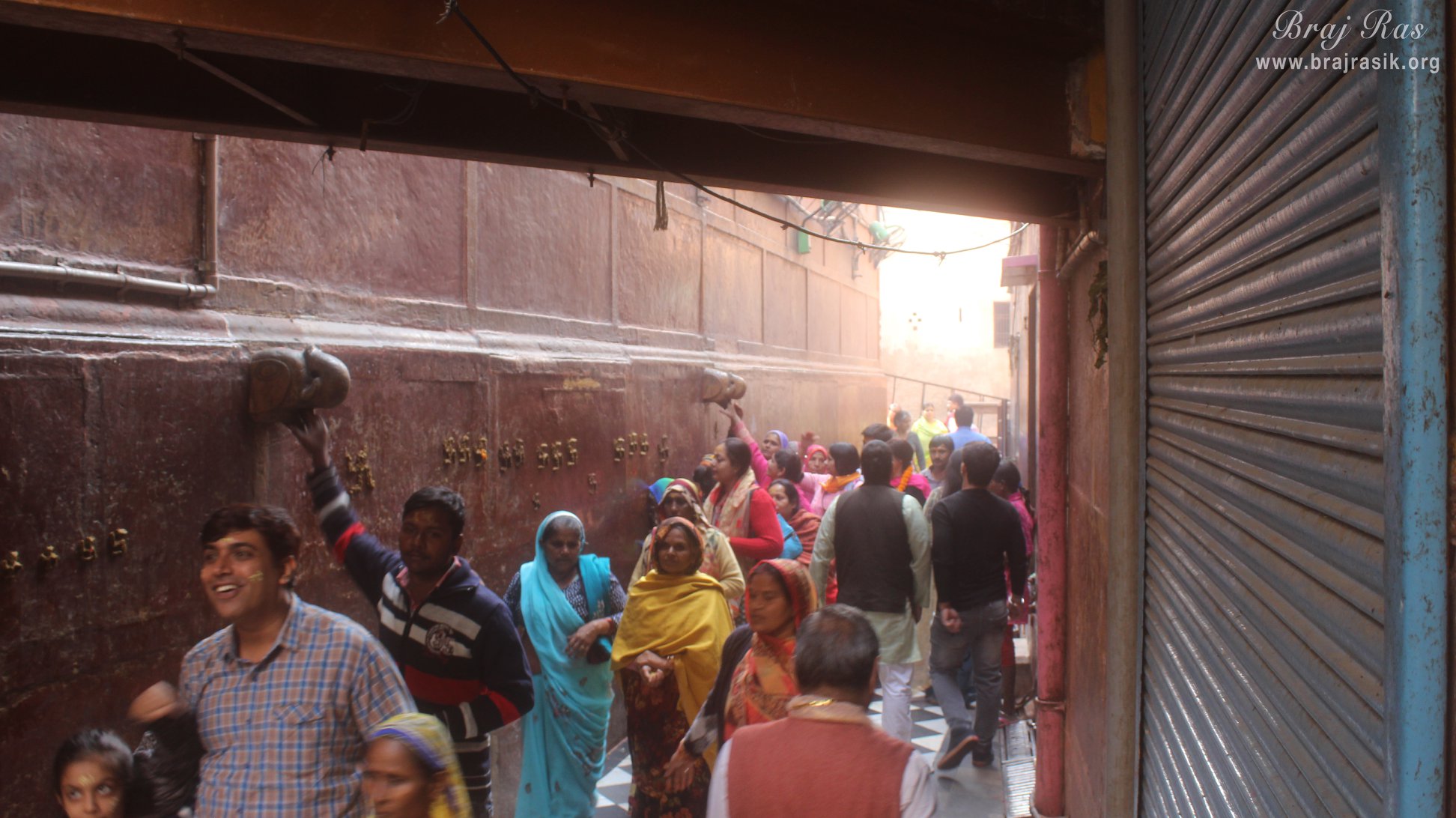 श्री बांके बिहारी मंदिर, वृंदावन की परिक्रमा करते कई श्रद्धालु