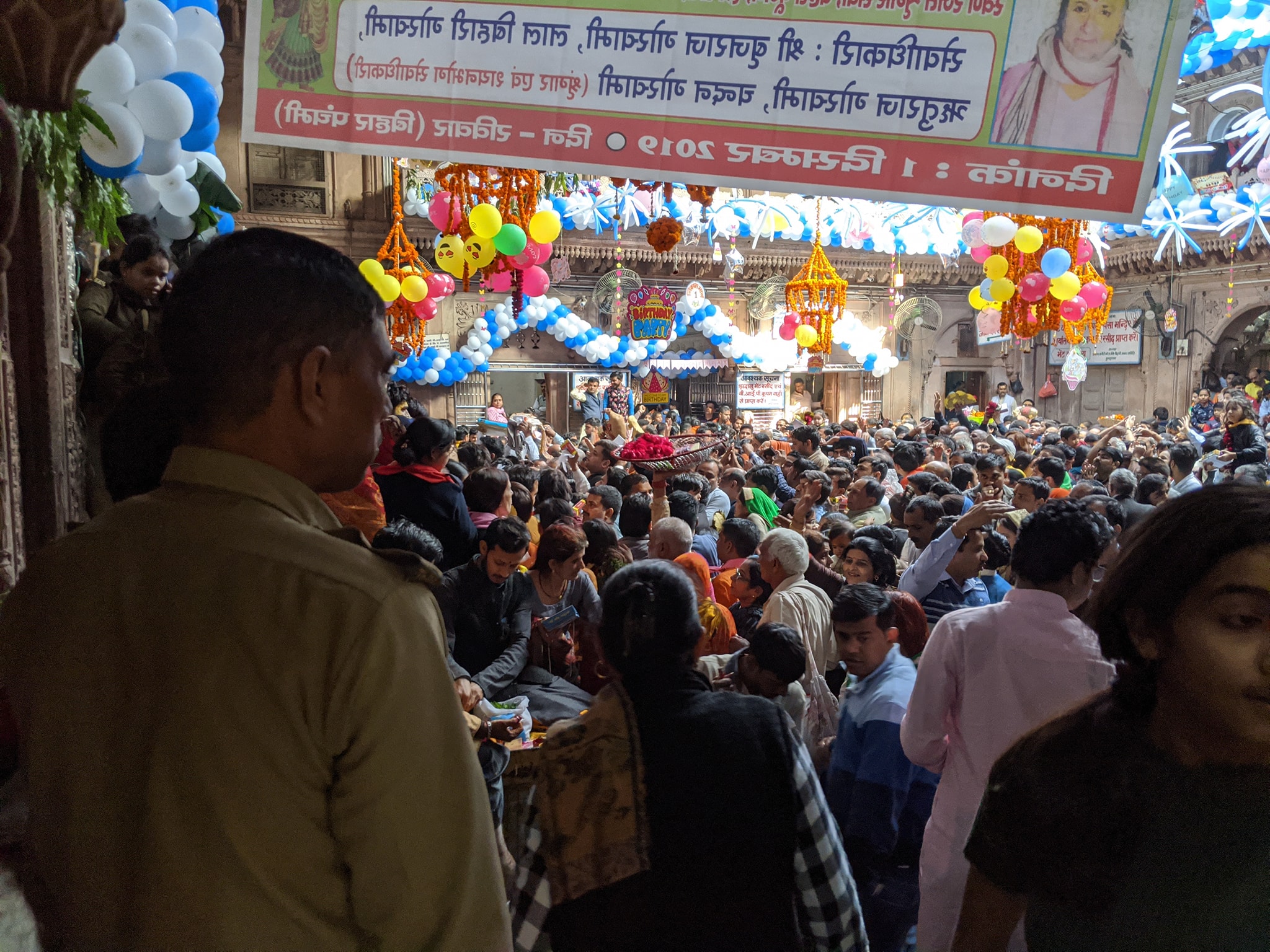 श्री बांके बिहारी मंदिर, वृंदावन के अंदर उत्सव के दिन श्री बांके बिहारी जी के दर्शन करते श्रद्धालु
