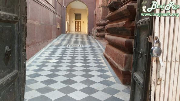 Way to the main temple at Shri Radha Gopinath Ji Temple, Vrindavan
