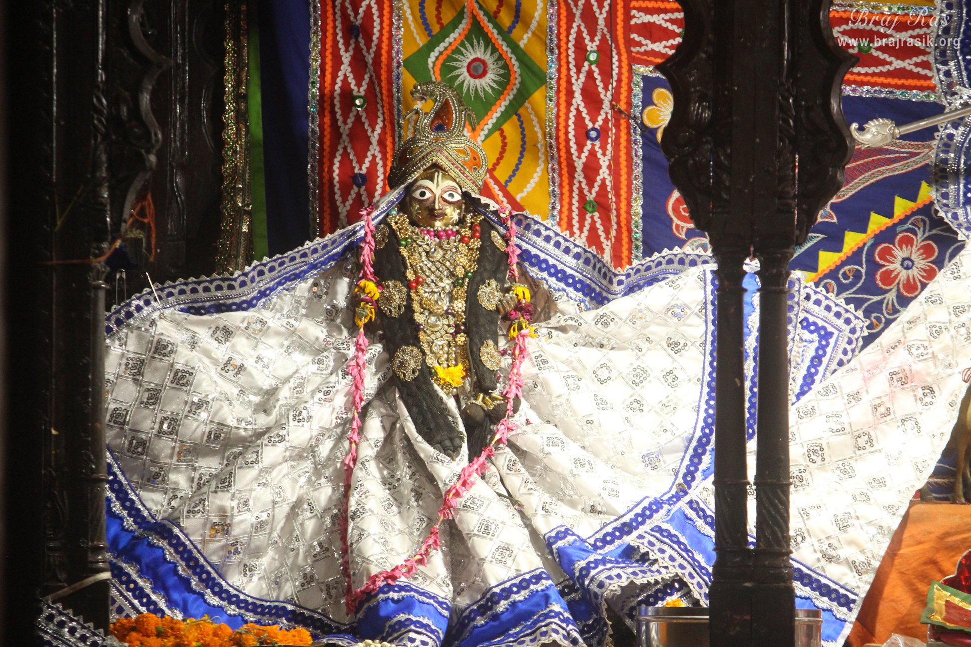 श्री राधा गोपीनाथ जी मंदिर, वृंदावन में श्री जाह्नवा ठकुरानी के सुन्दर दर्शन