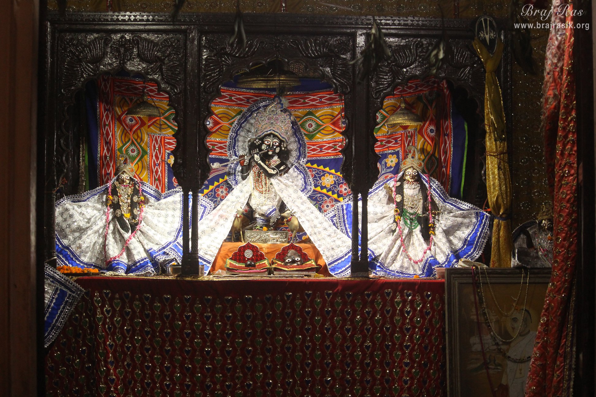 श्री राधा गोपीनाथ जी मंदिर, वृंदावन में सफेद पोशाक में ठाकुर जी के पूर्ण दर्शन