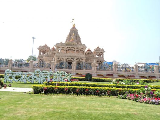 Distant darshan of Kirti Mandir, Barsana