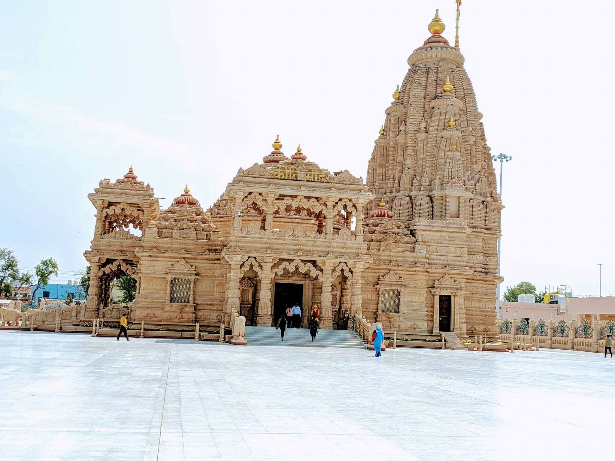 सूर्य के प्रकाश में कीर्ति मंदिर, बरसाना का एक सुंदर दर्शन