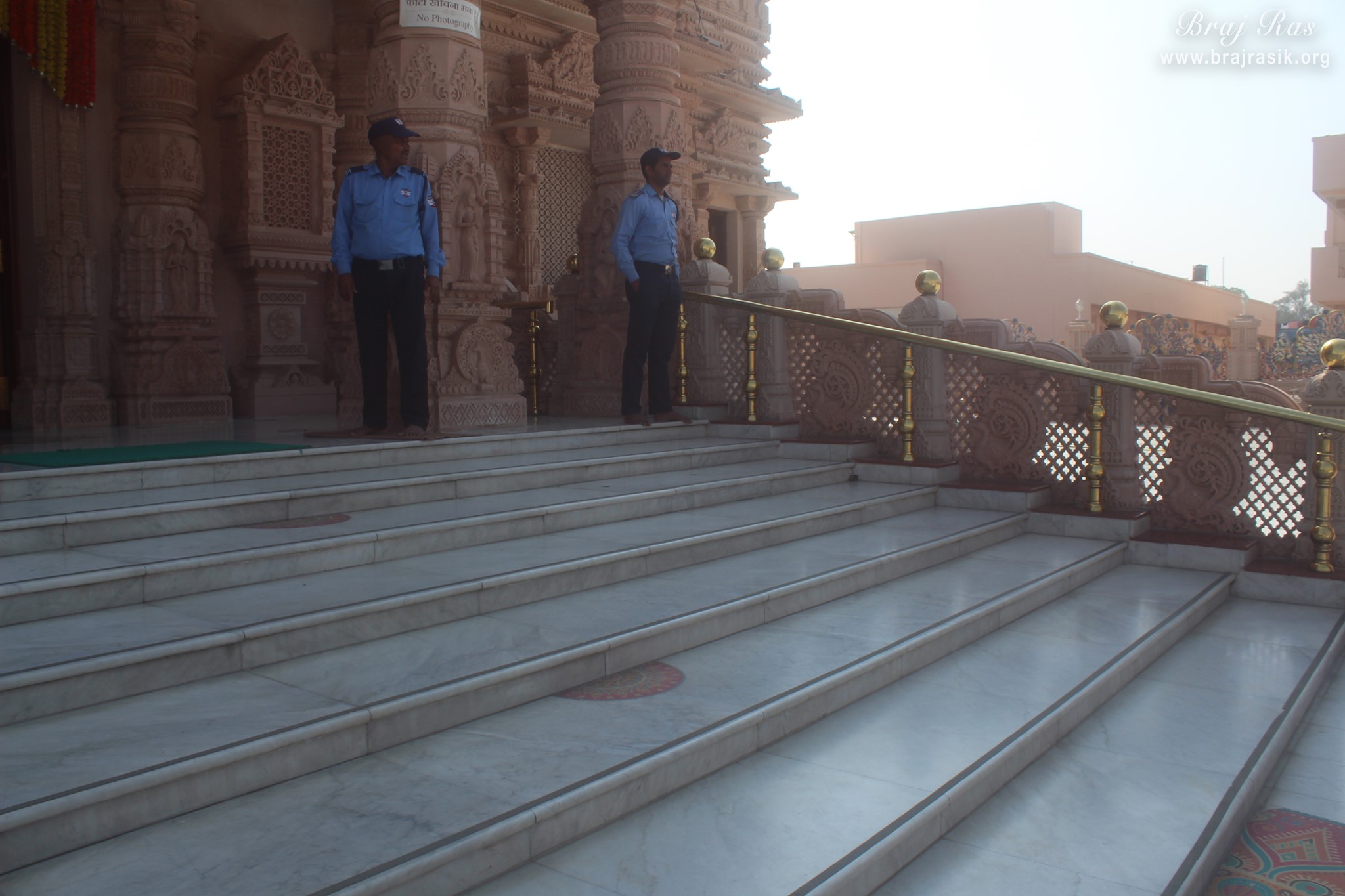 कीर्ति मंदिर, बरसाना में सीढ़ियों का दृश्य