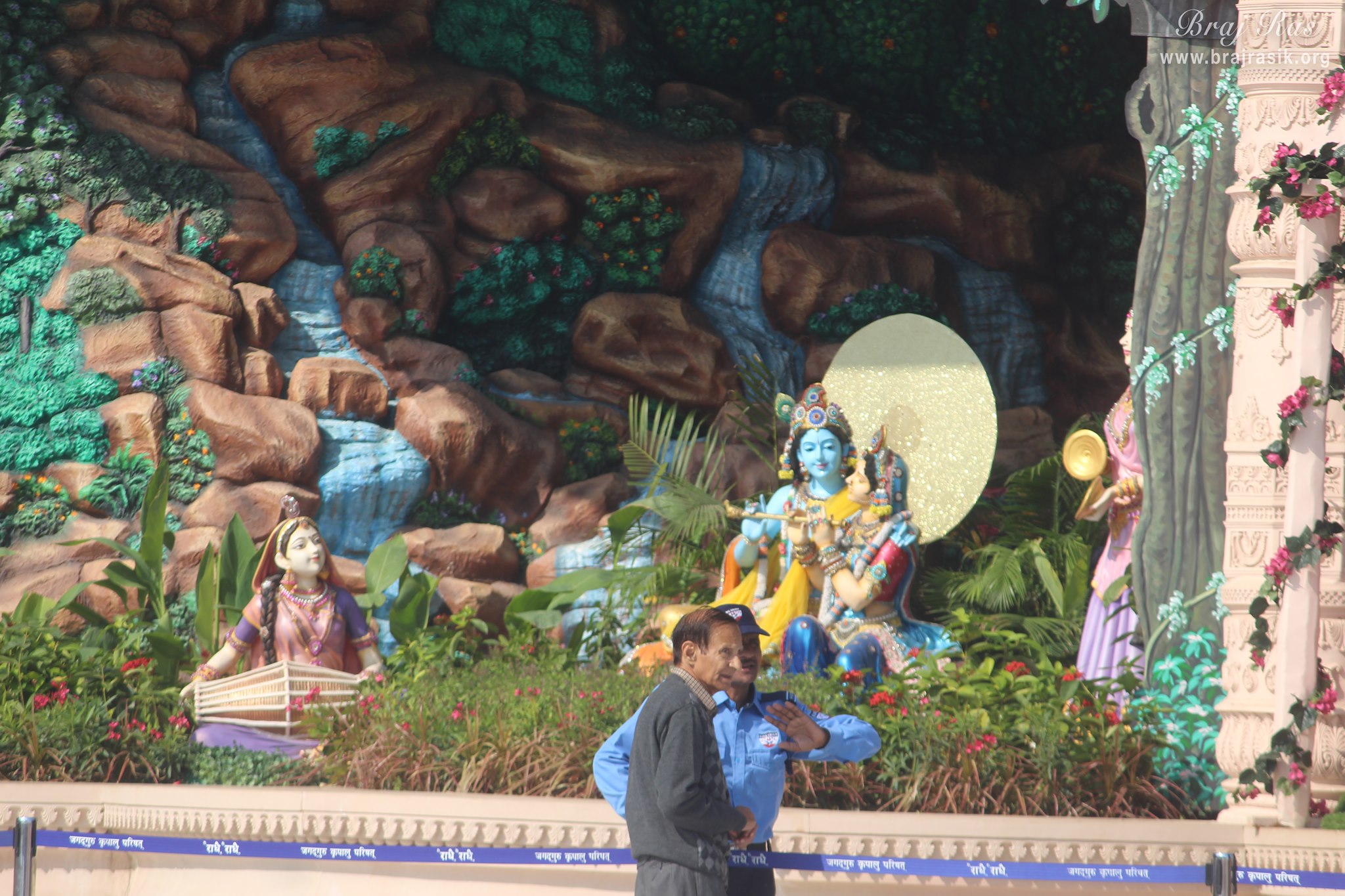 कीर्ति मंदिर, बरसाना में श्री राधा कृष्ण का वेणु वादन लीला का एक उत्कृष्ट दृश्य